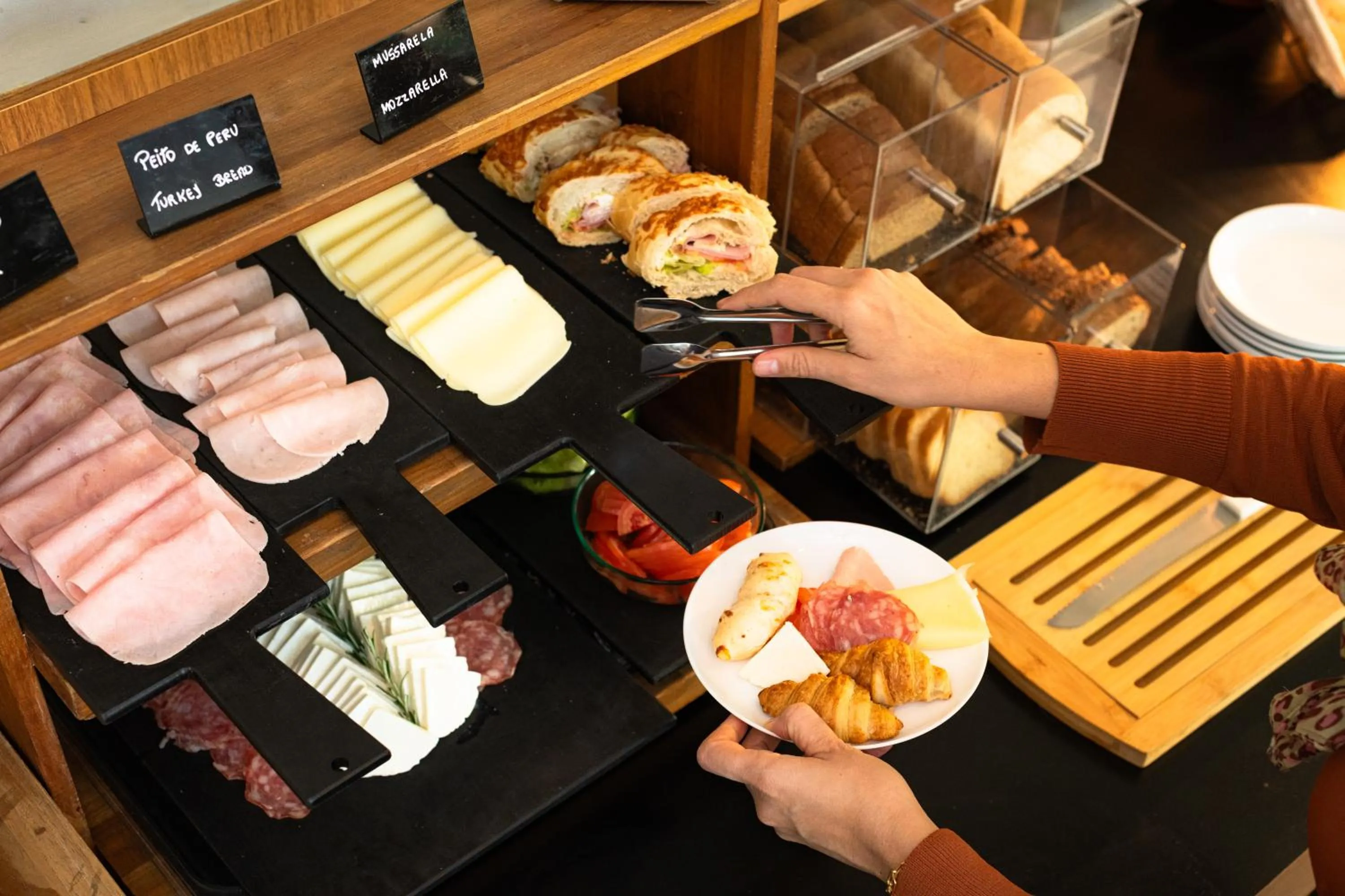 Buffet breakfast in I am Design Hotel Campinas by Hotelaria Brasil