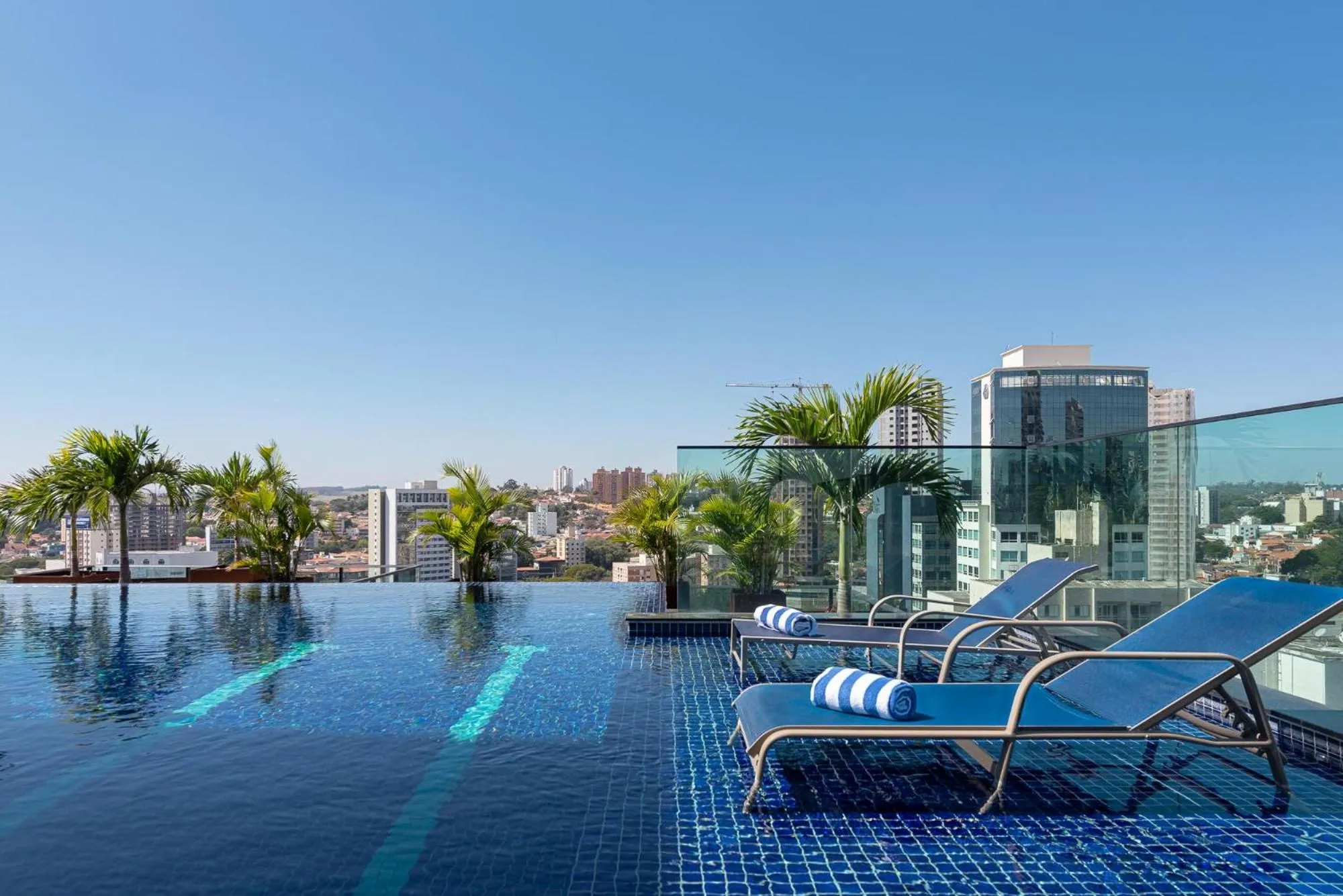 Swimming pool in I am Design Hotel Campinas by Hotelaria Brasil