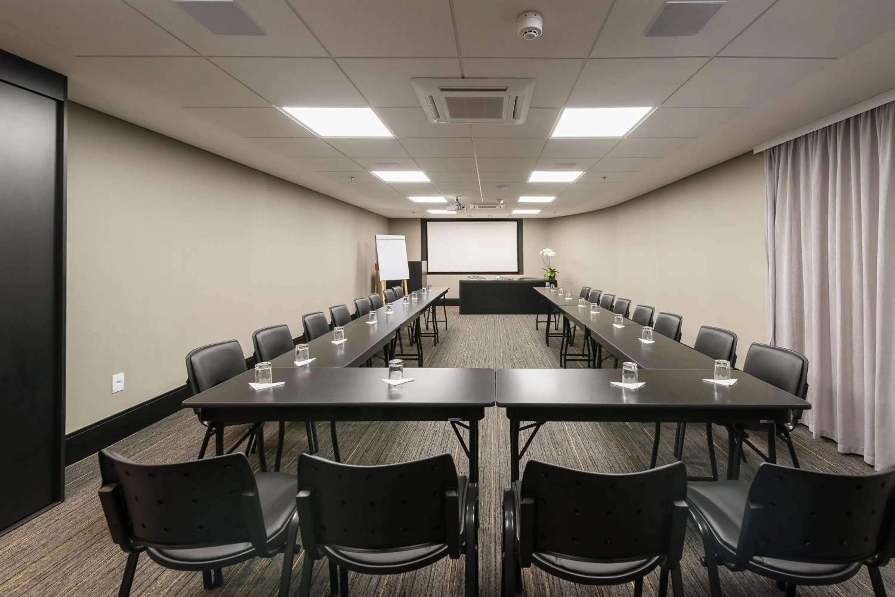 Business facilities in I am Design Hotel Campinas by Hotelaria Brasil