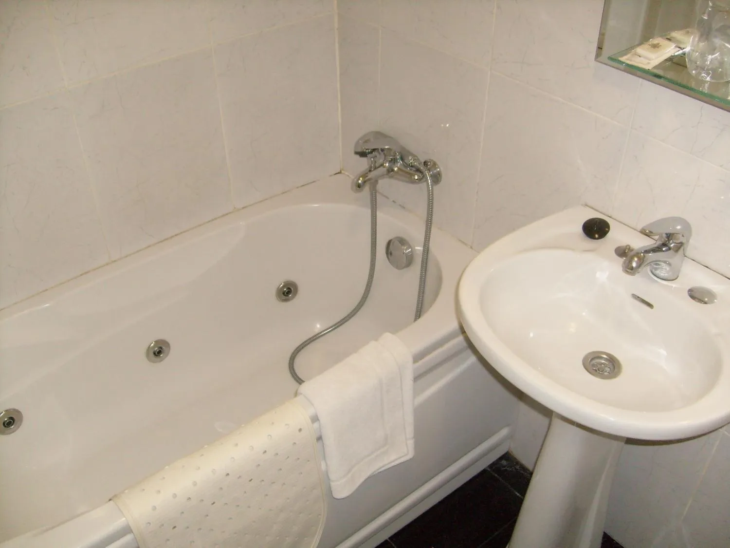 Bathroom in Hotel Porto Rico