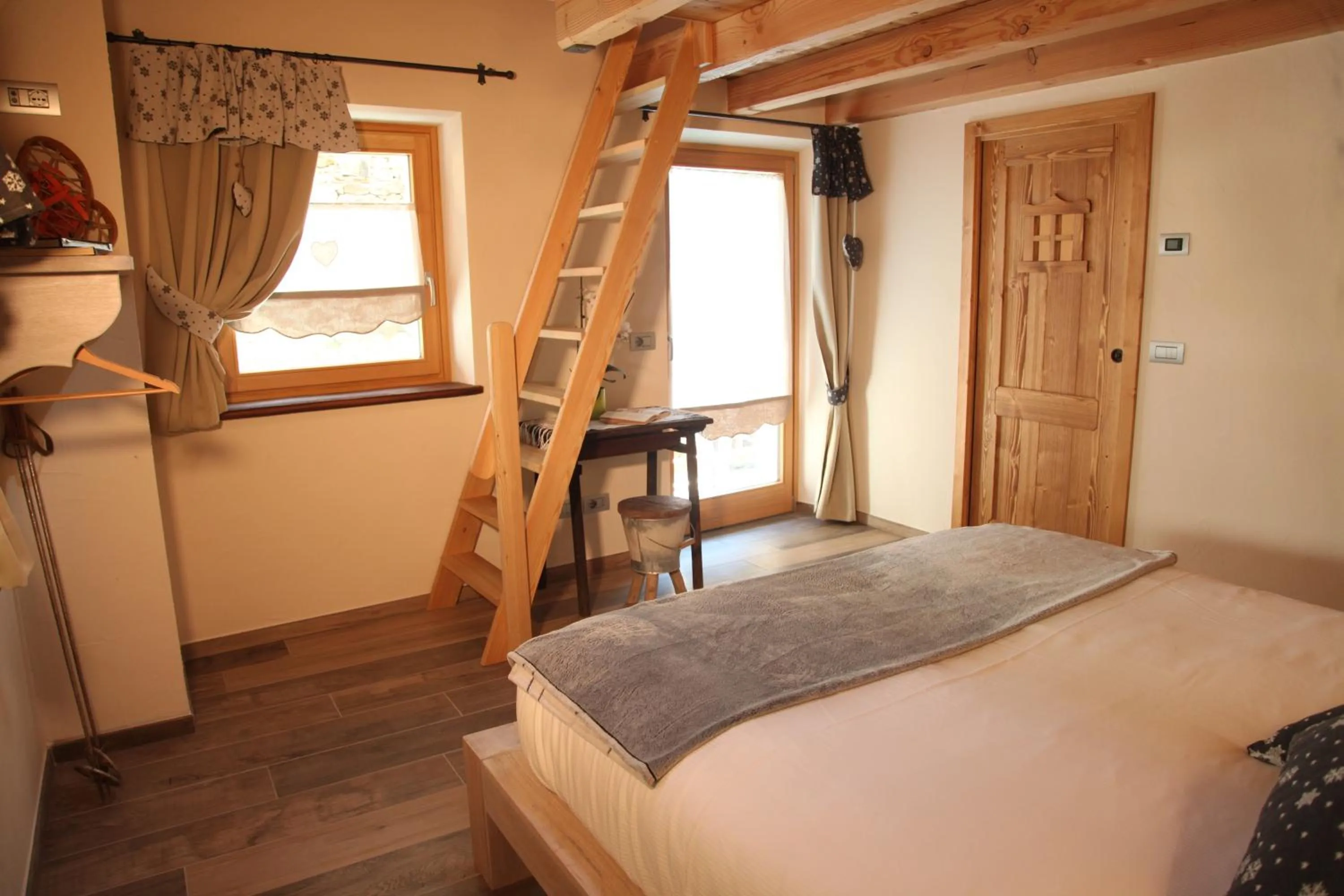 Photo of the whole room, Bed in Mi Casa Tu Casa