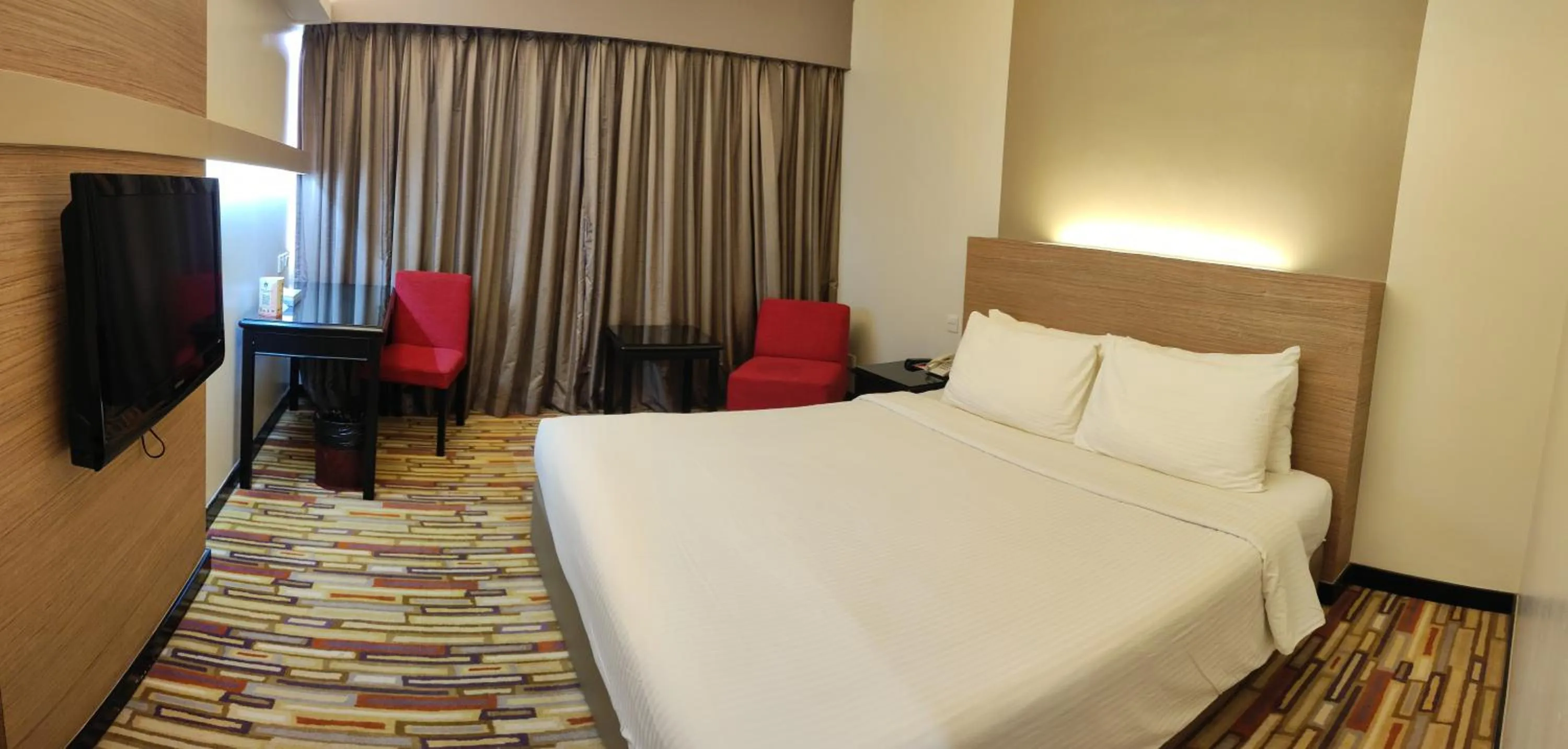 Bedroom, Bed in Harbour View Hotel