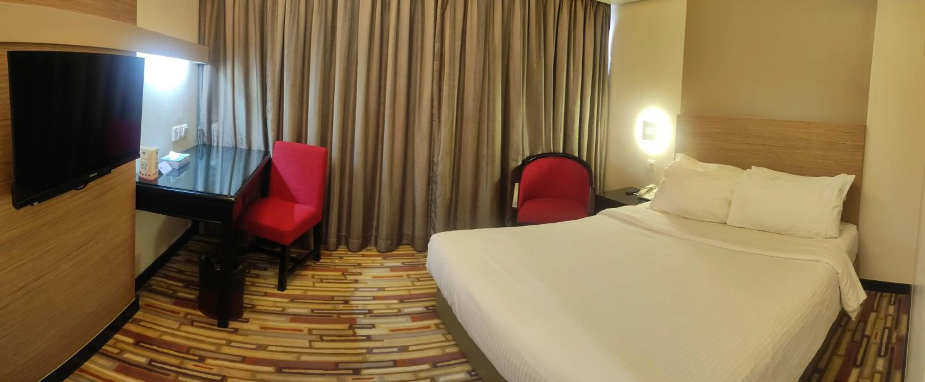 Bed in Harbour View Hotel