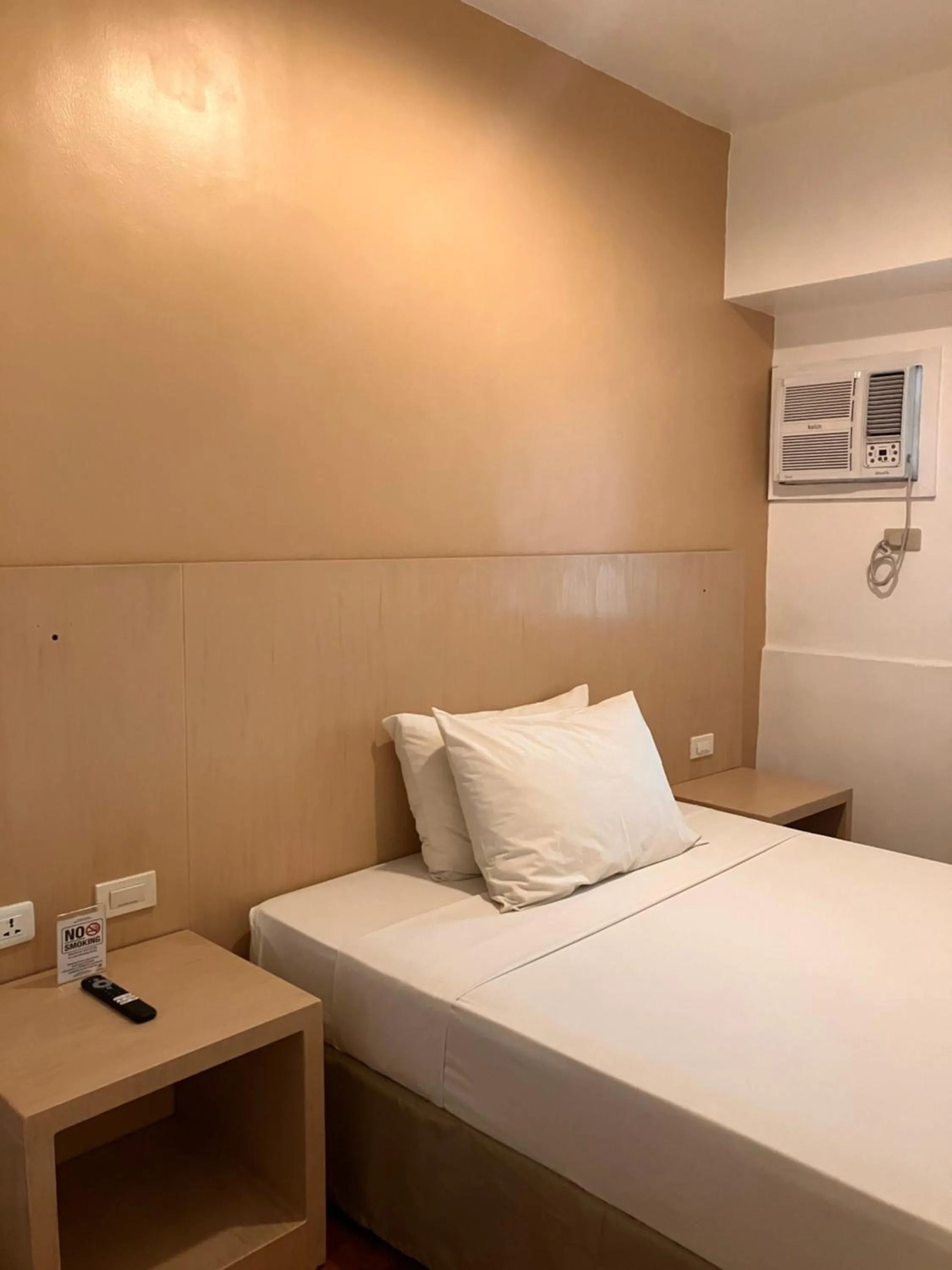 Bed in Spaces Hotel Makati