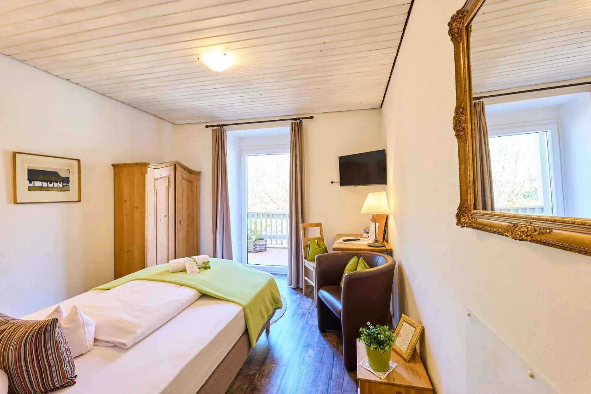 Photo of the whole room, Bed in Hotel Waldgasthof Buchenhain