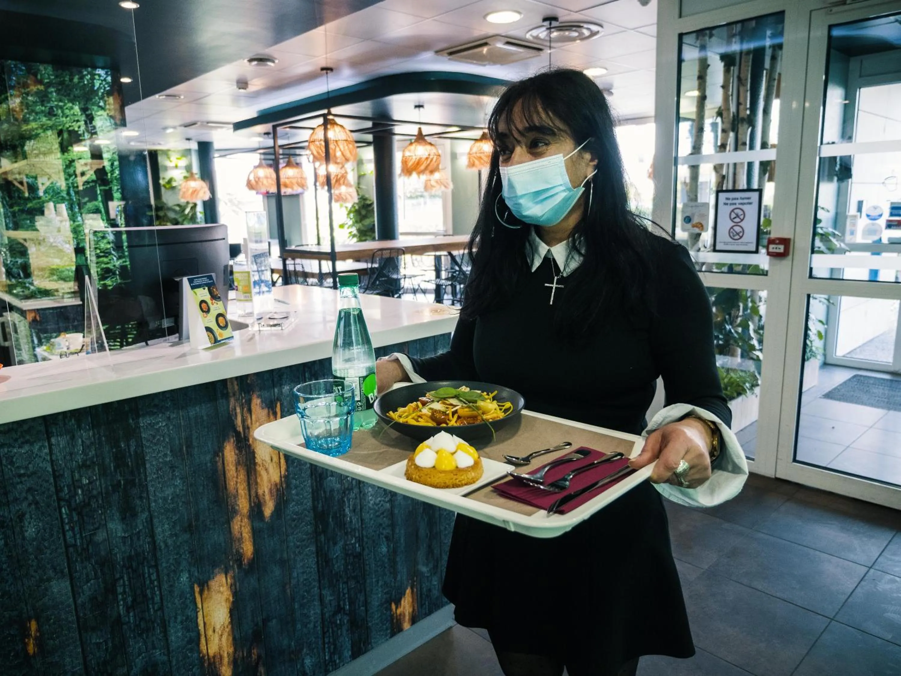 Staff in ibis budget Bordeaux Aéroport