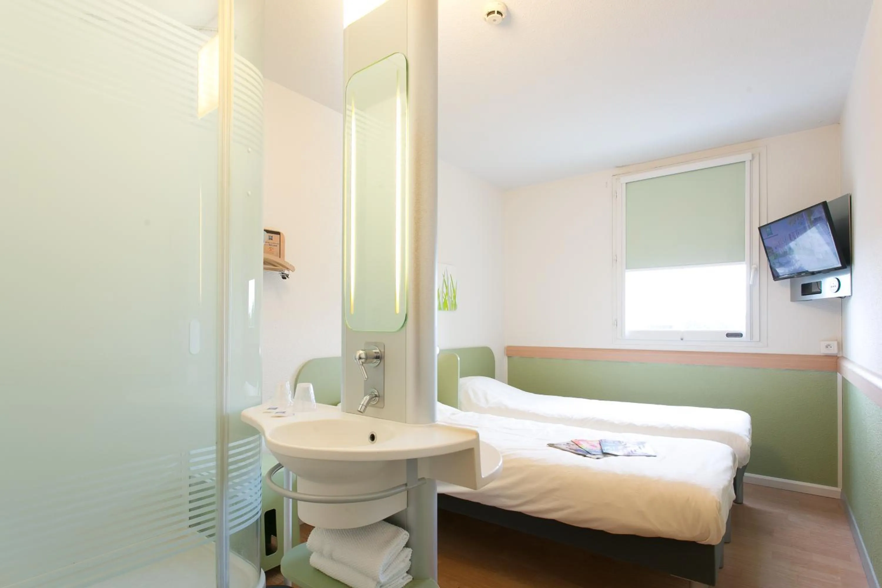 Bathroom, Bed in ibis budget Bordeaux Aéroport