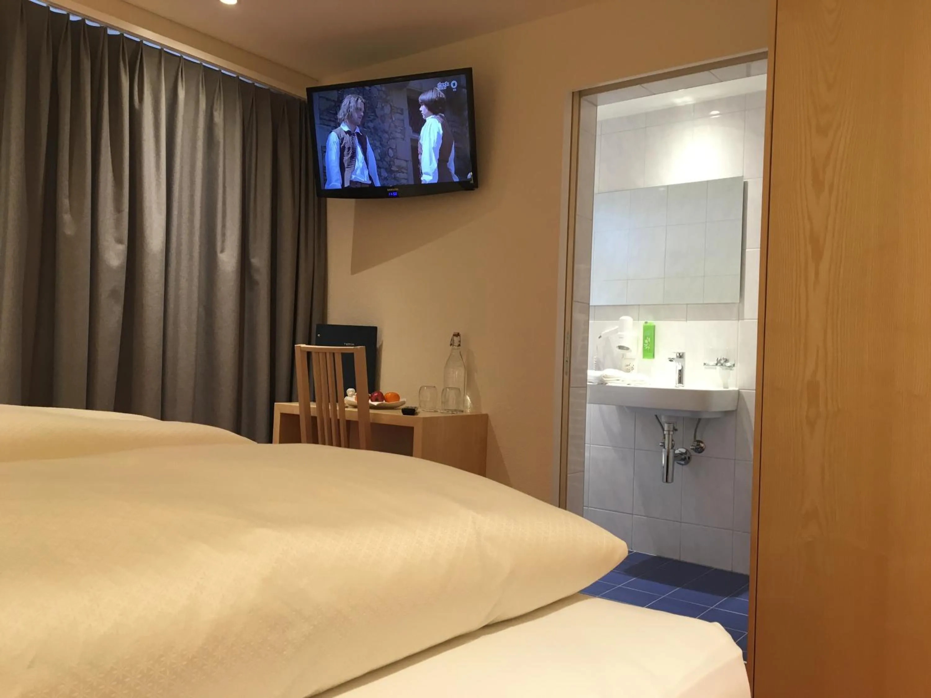 Bathroom, Bed in Hotel TURNA Malbun