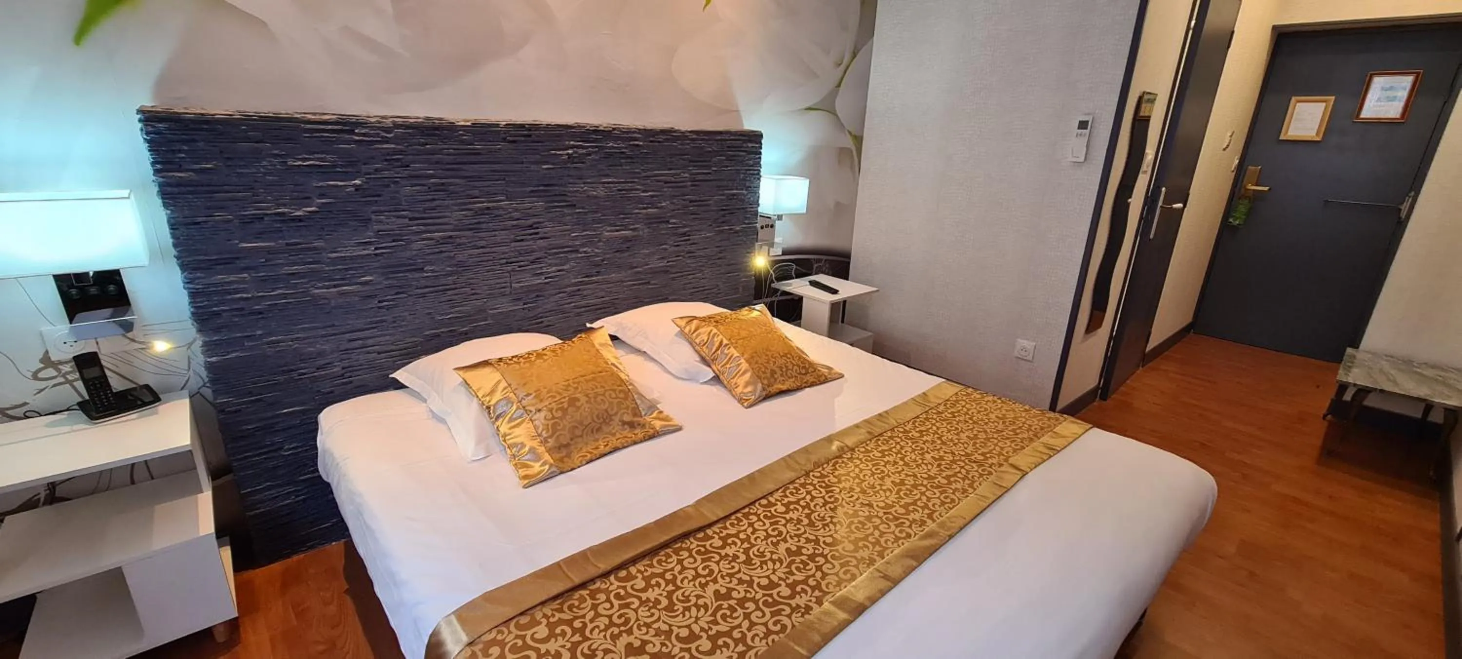 Photo of the whole room, Bed in Hôtel Renaissance