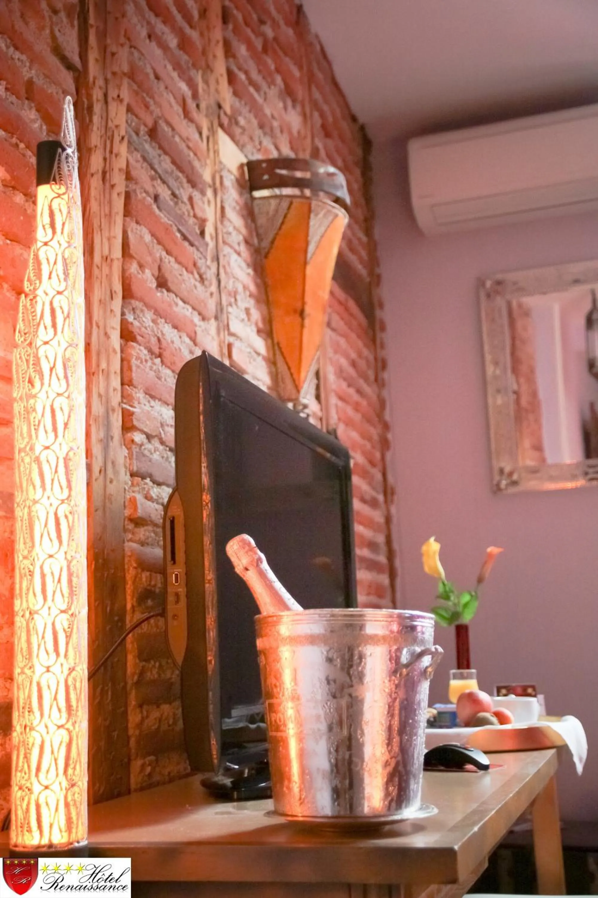 TV and multimedia in Hôtel Renaissance