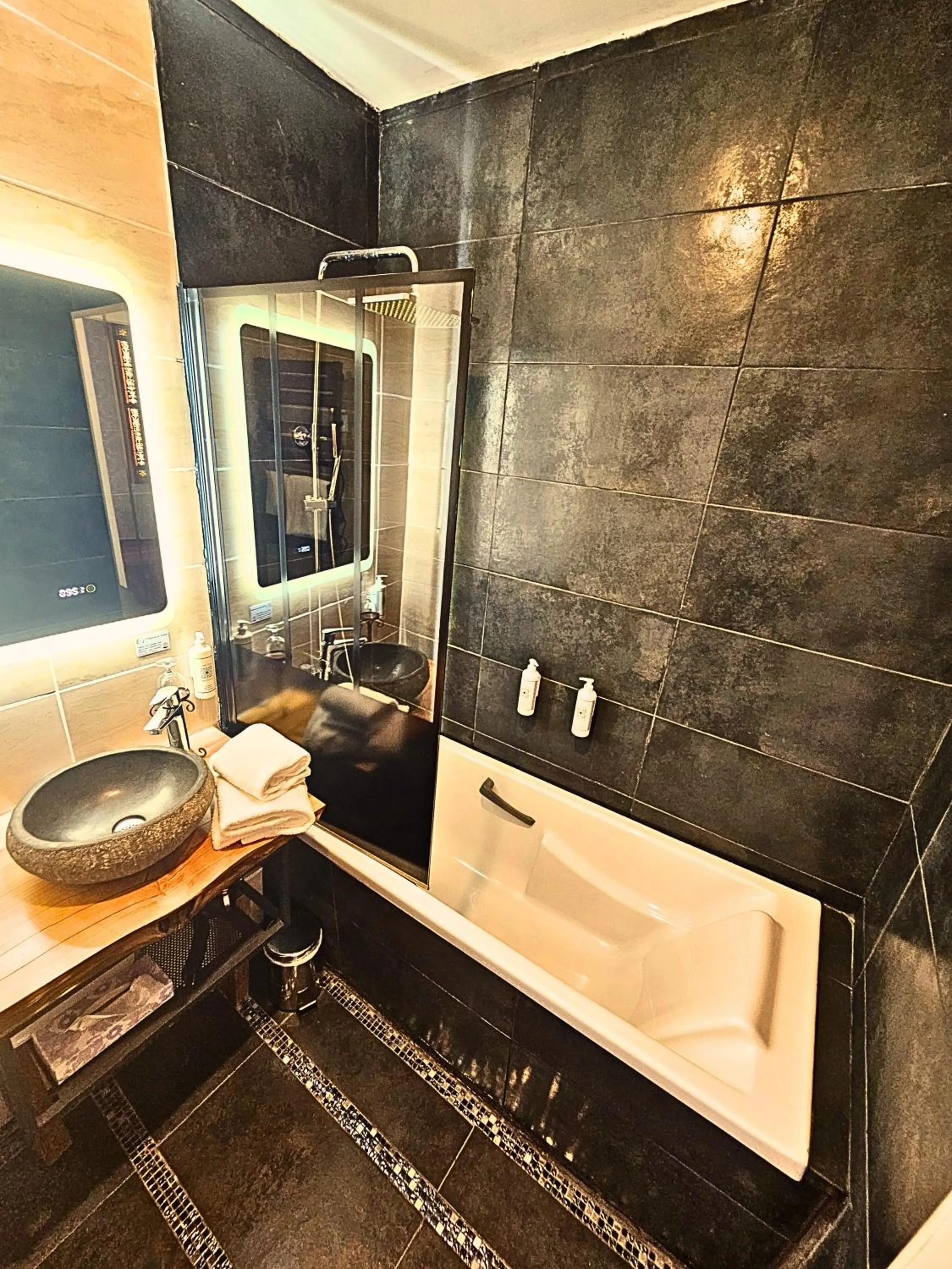 Bathroom in Hôtel Renaissance