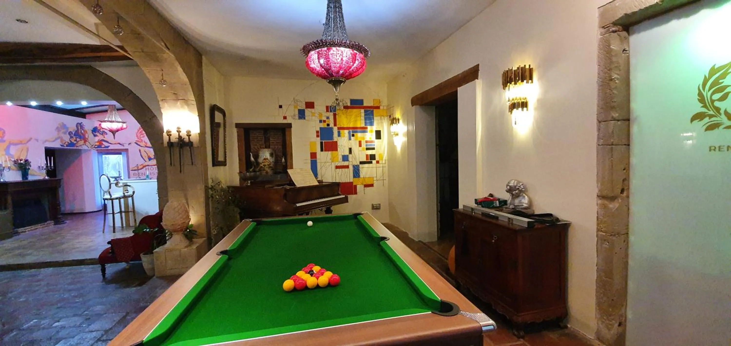Billiard in Hôtel Renaissance