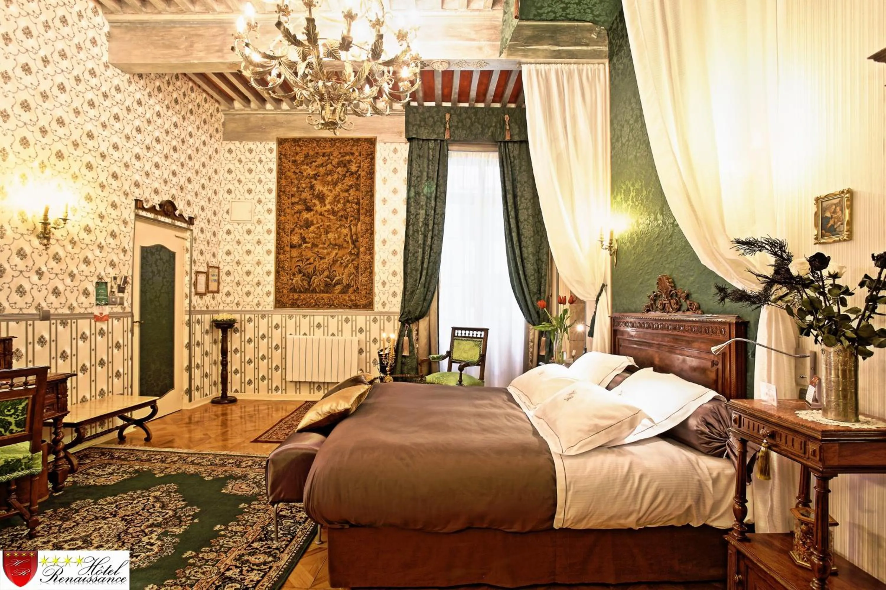 Bed in Hôtel Renaissance
