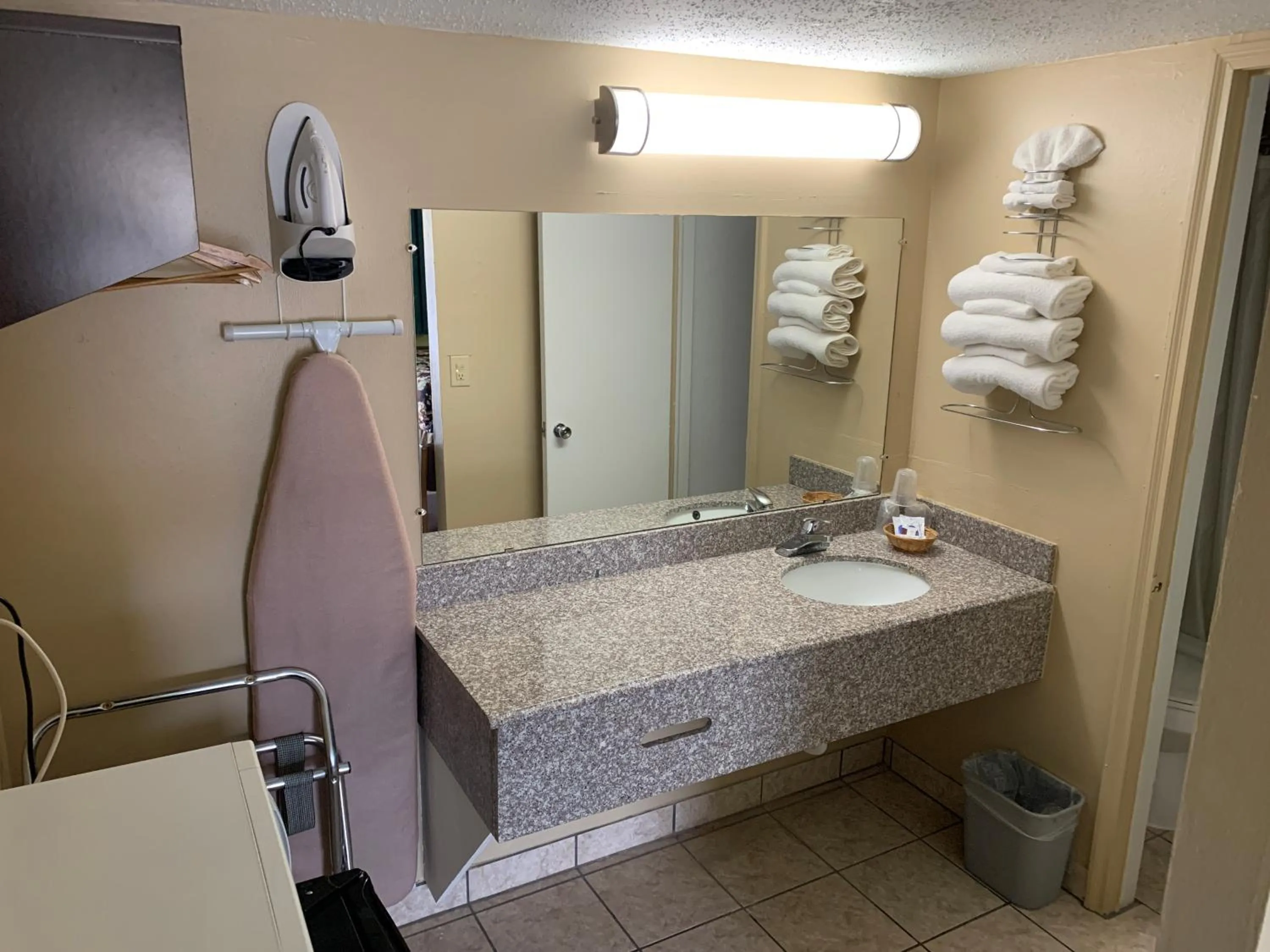 Deluxe King Room - single occupancy in Thunderbird Inn