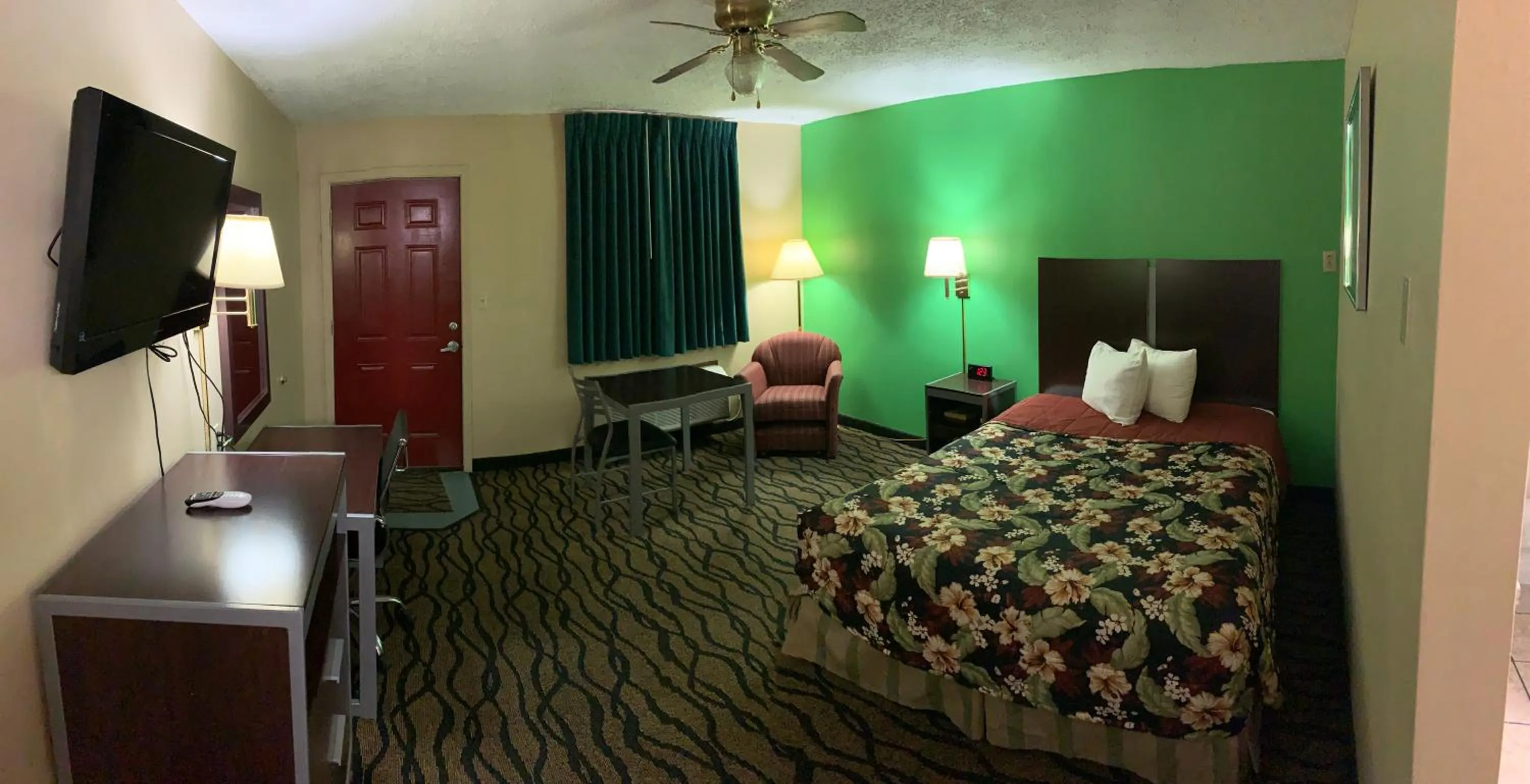 Photo of the whole room, Bed in Thunderbird Inn
