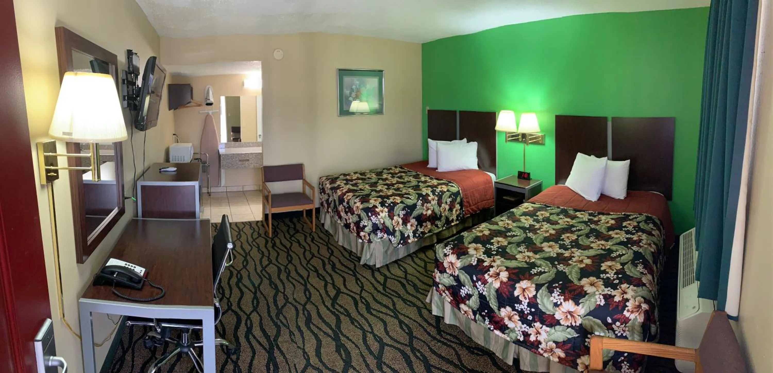 Photo of the whole room, Bed in Thunderbird Inn