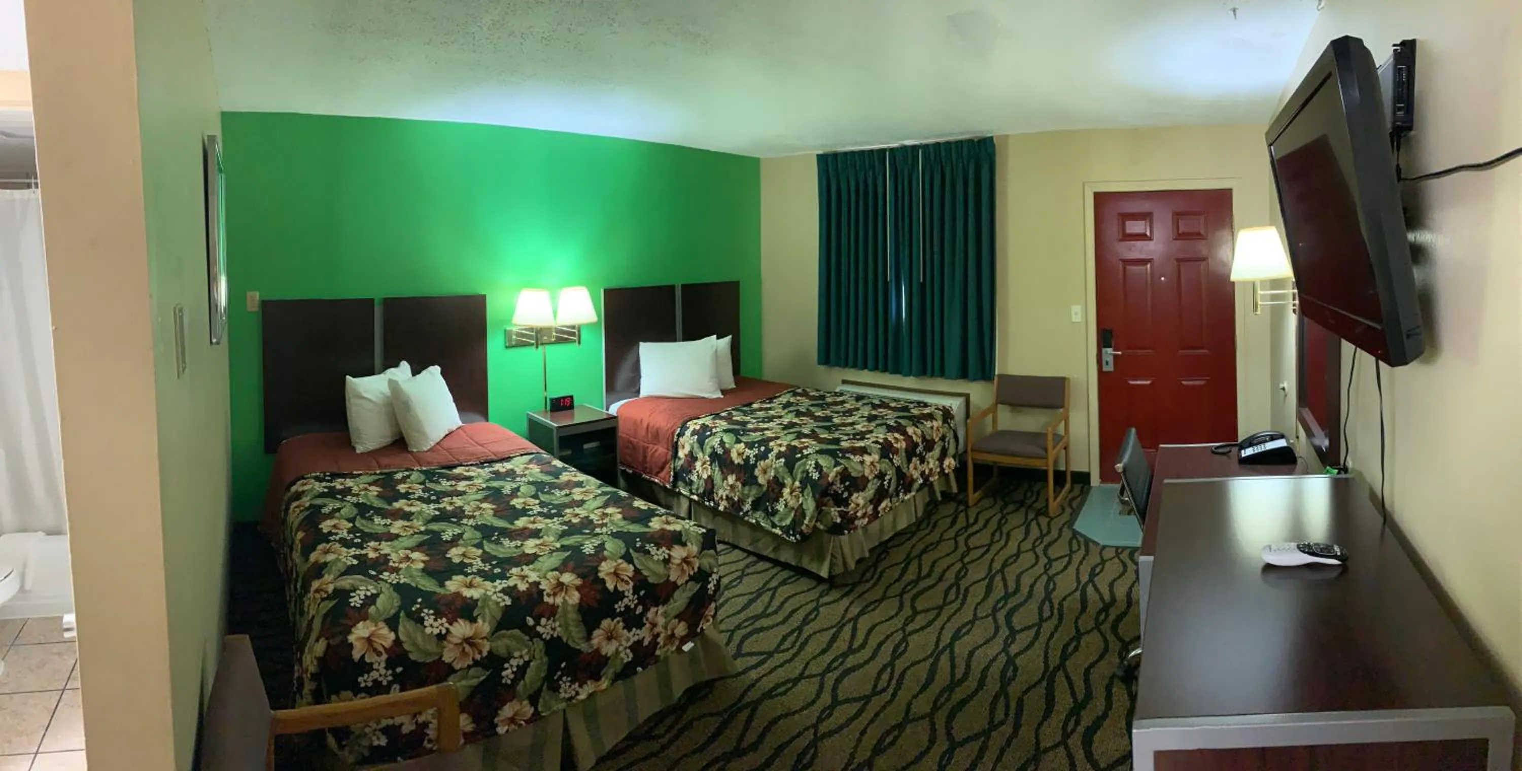Photo of the whole room, Bed in Thunderbird Inn