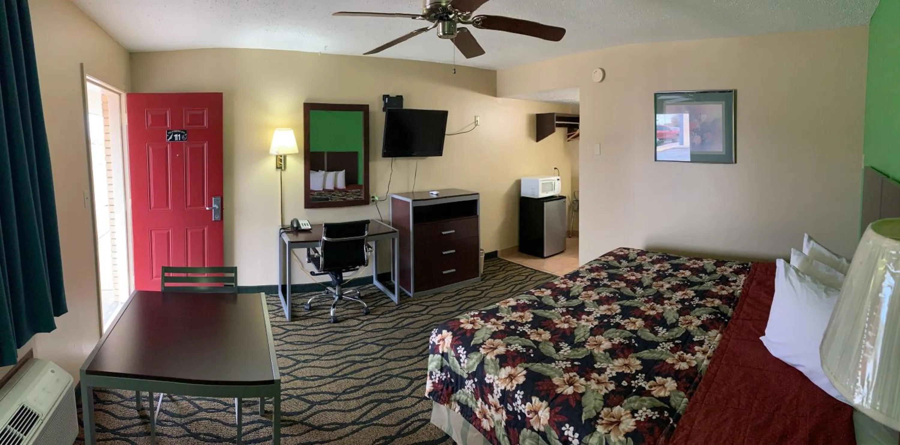 Photo of the whole room, Bed in Thunderbird Inn