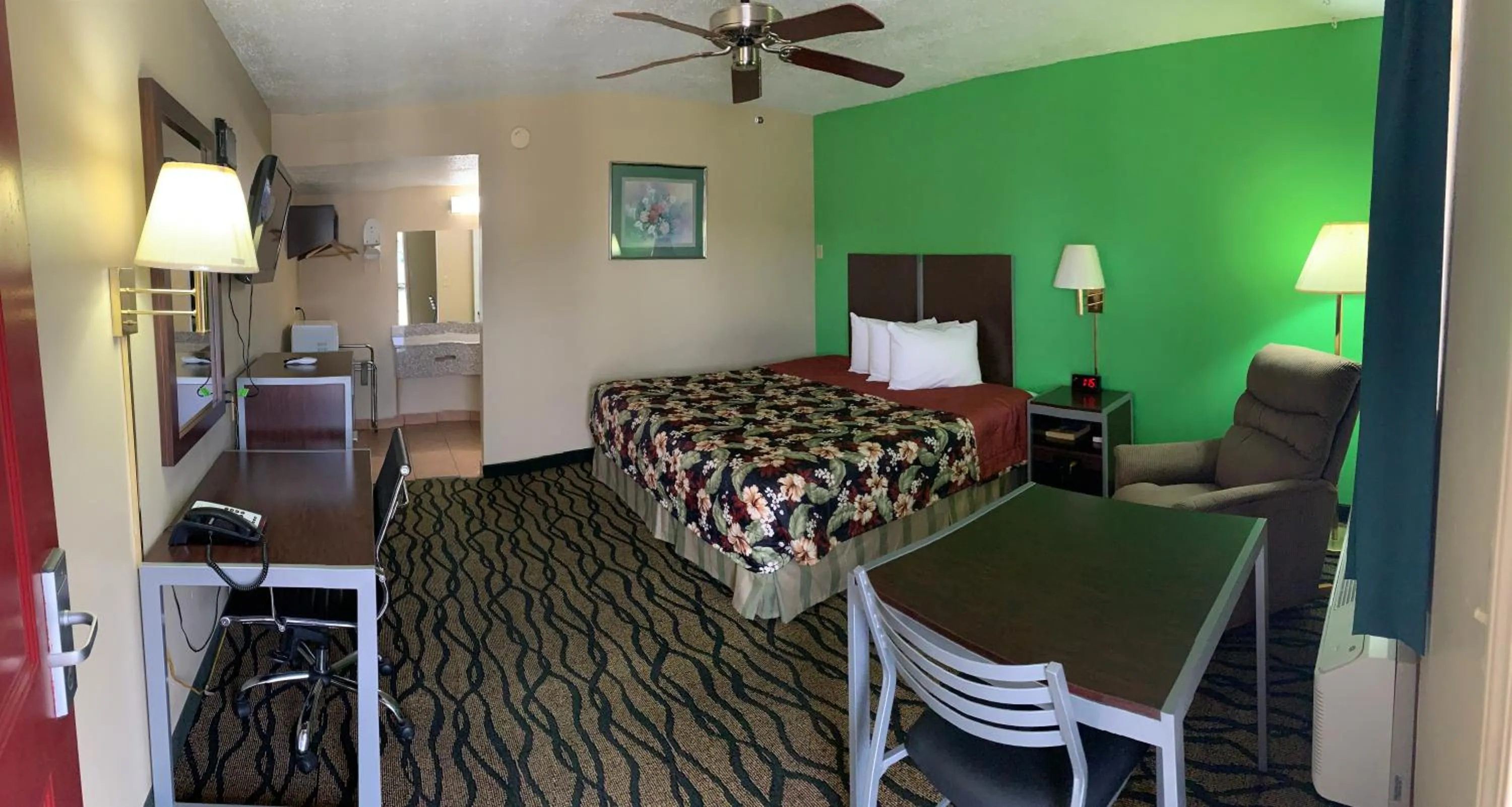 Photo of the whole room, Bed in Thunderbird Inn
