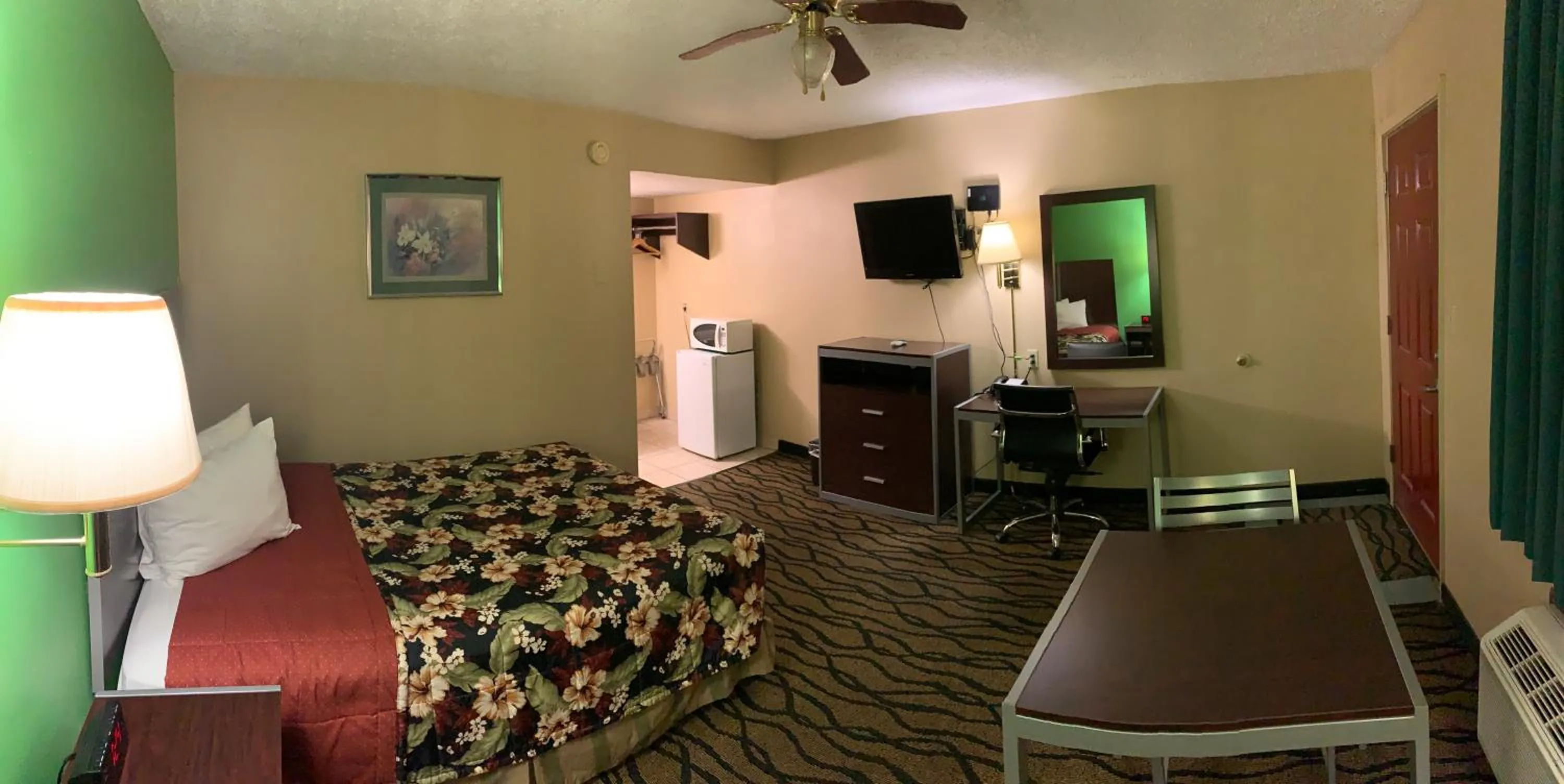 Photo of the whole room in Thunderbird Inn