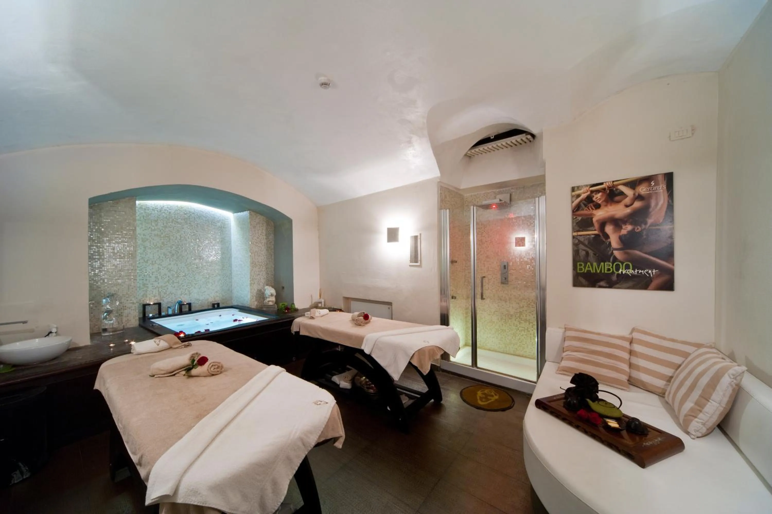 Bed in Navona Palace Luxury Inn