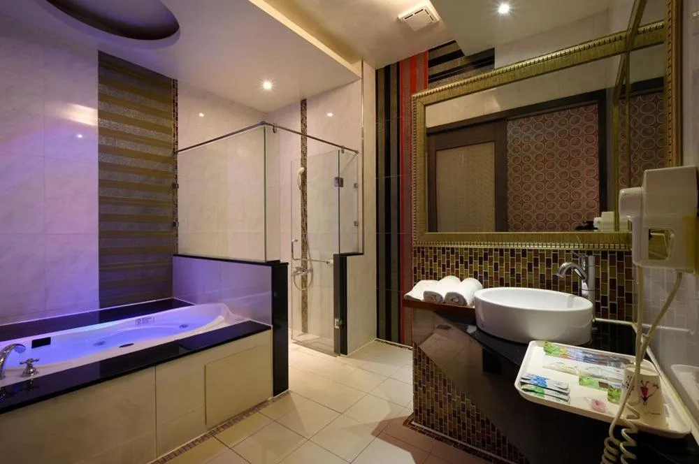 Shower in Sun Garden Motel