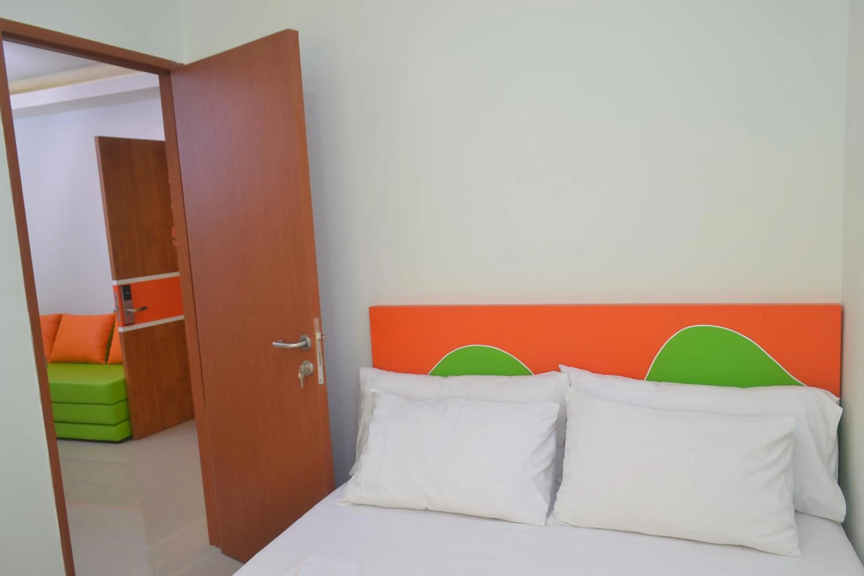 Bedroom, Bed in Titanium Express HomTel