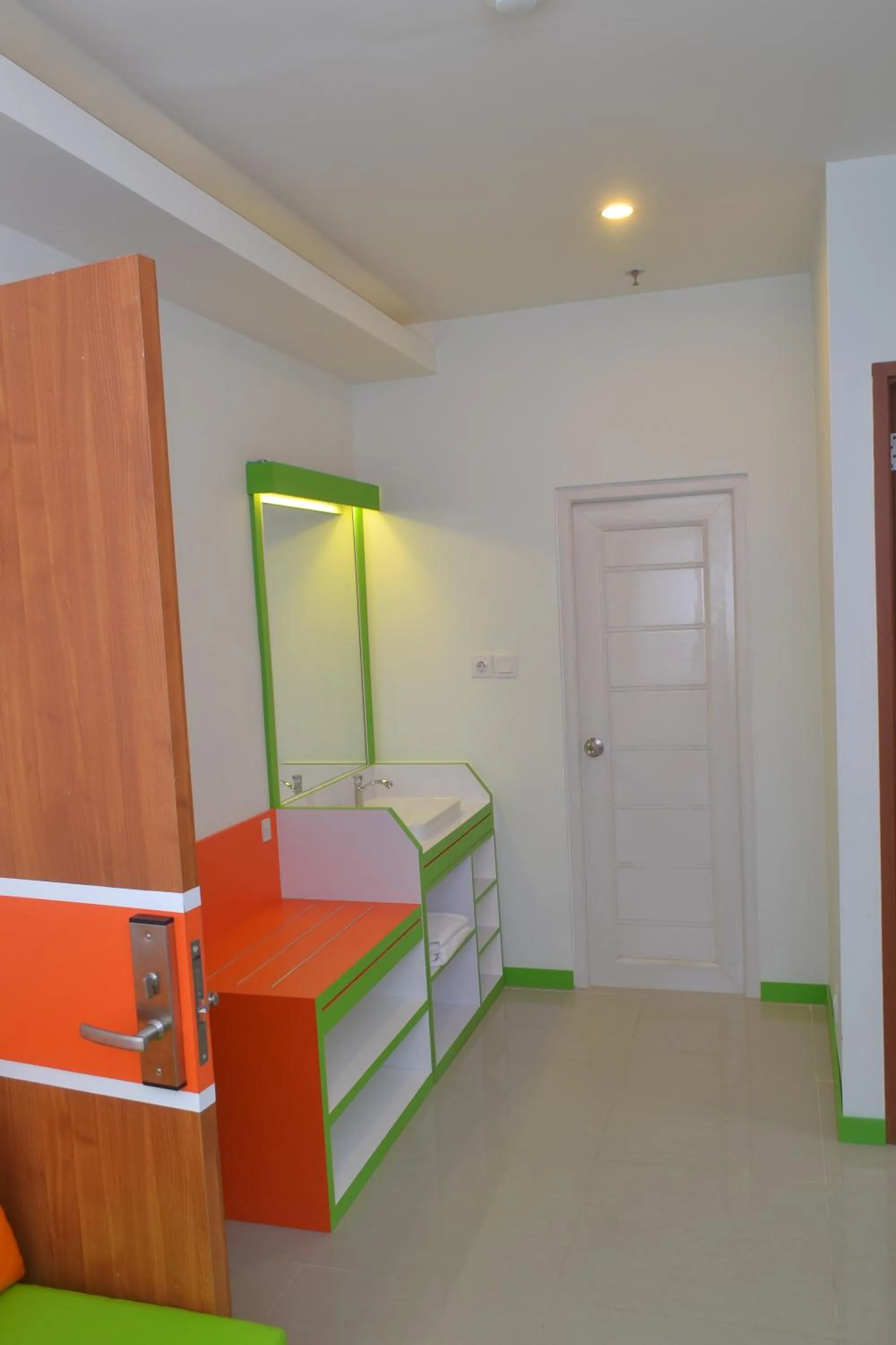 Bathroom, Bed in Titanium Express HomTel