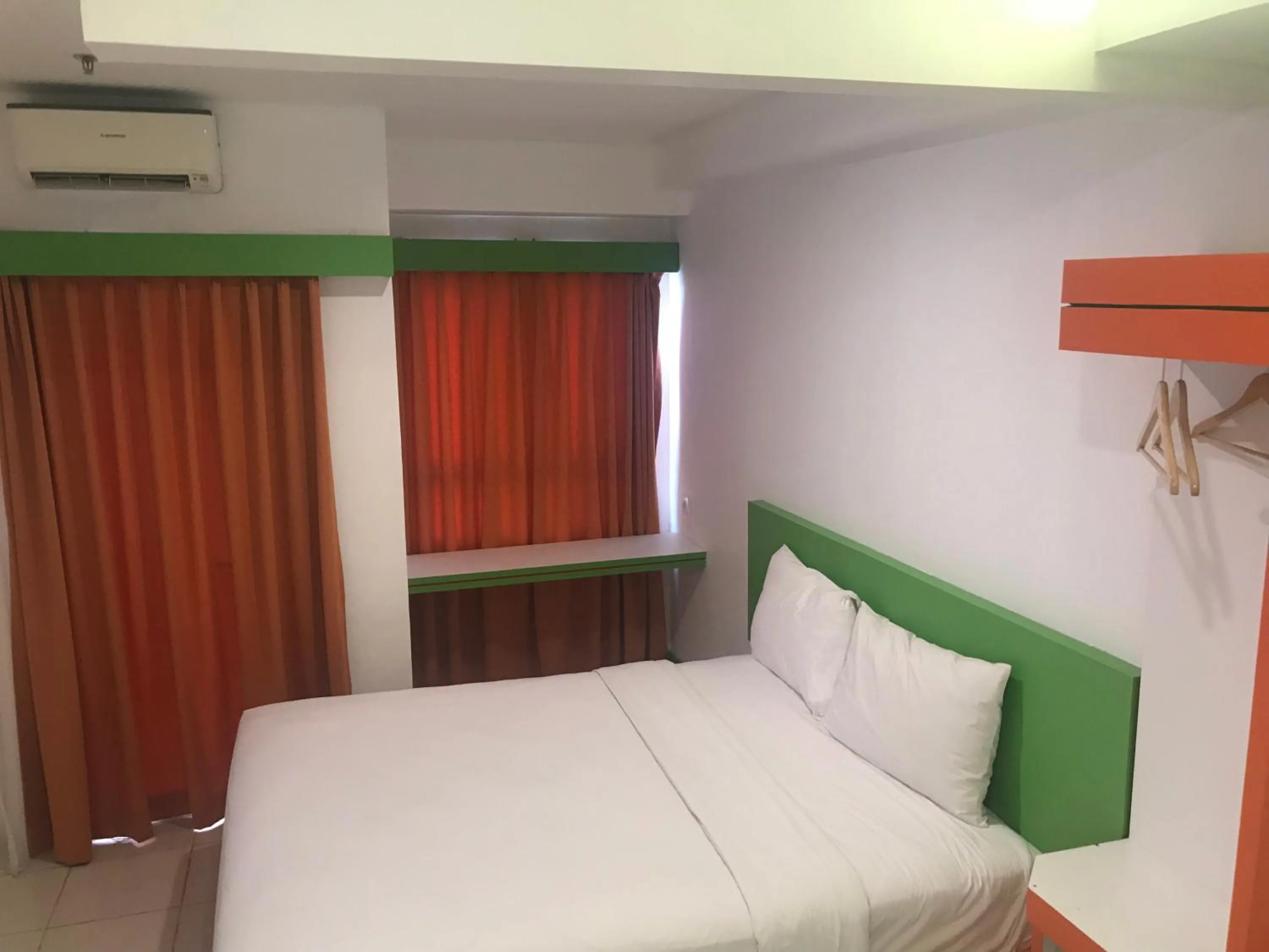 Bed in Titanium Express HomTel