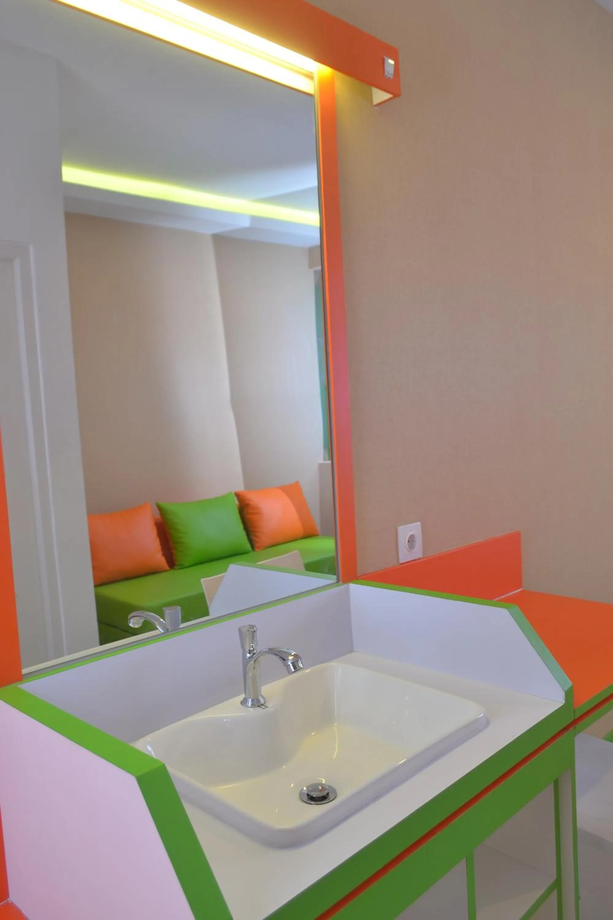 Bathroom, Bed in Titanium Express HomTel