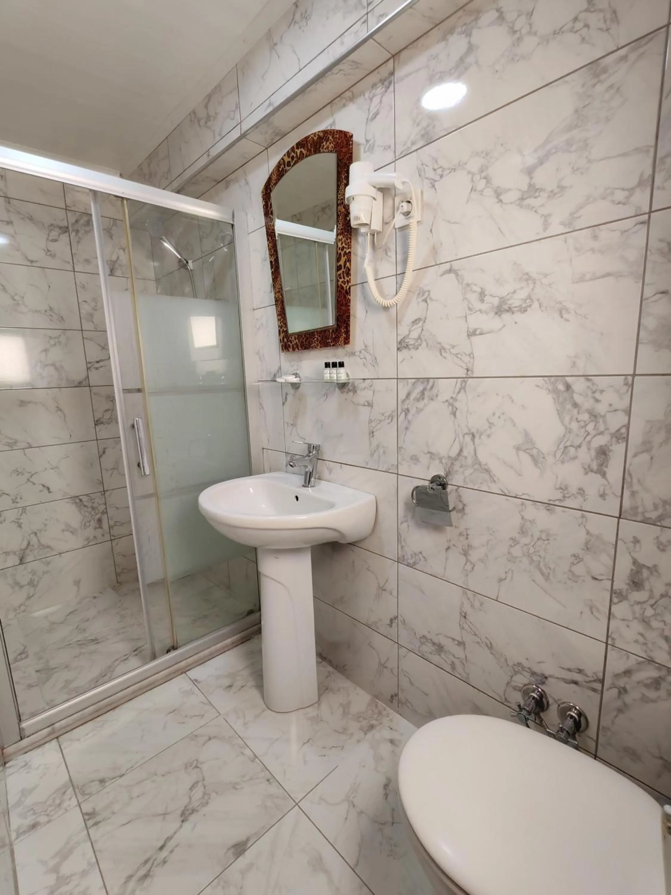 Bathroom in Sirkeci Emek Hotel