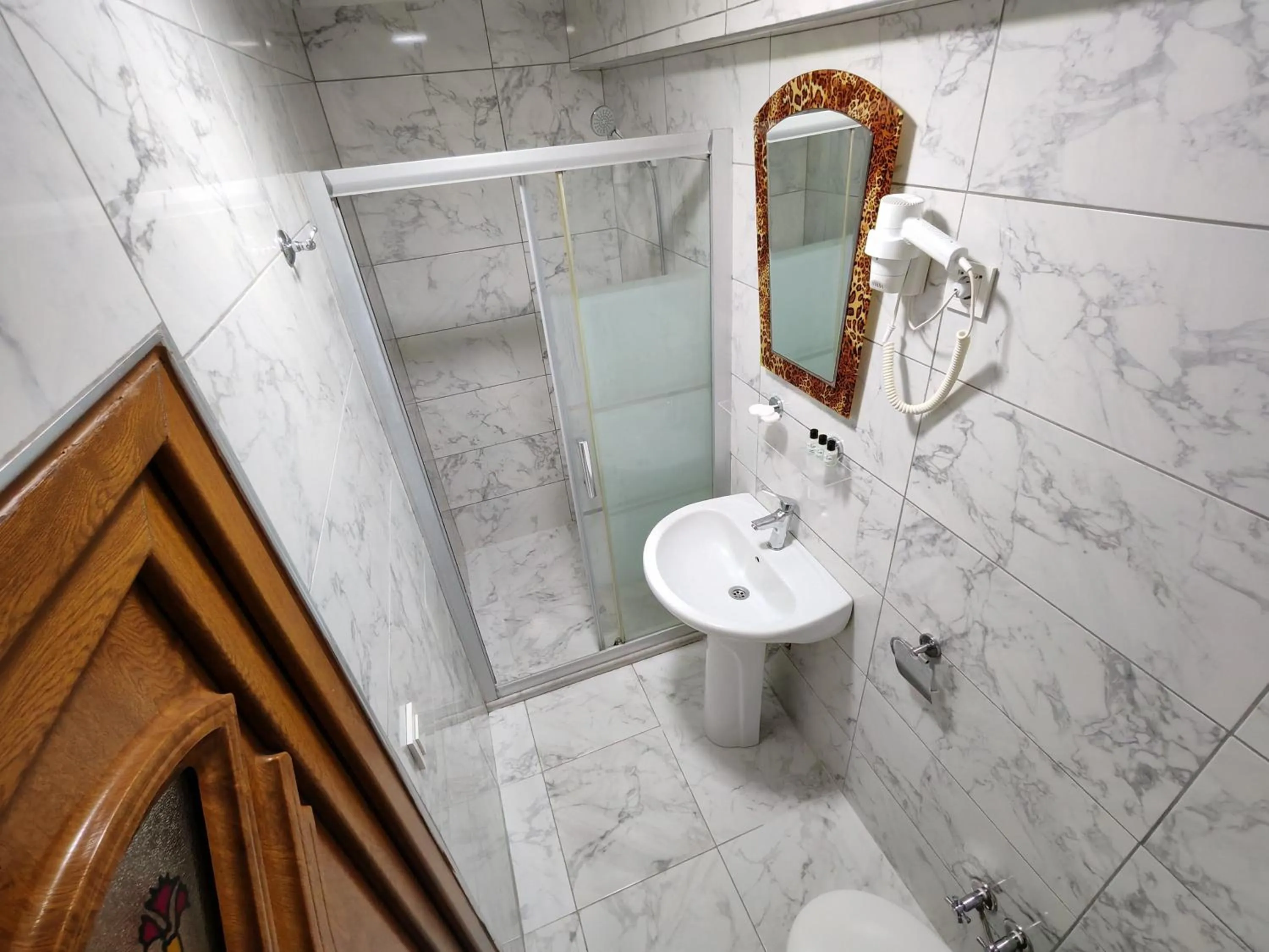 Bathroom in Sirkeci Emek Hotel
