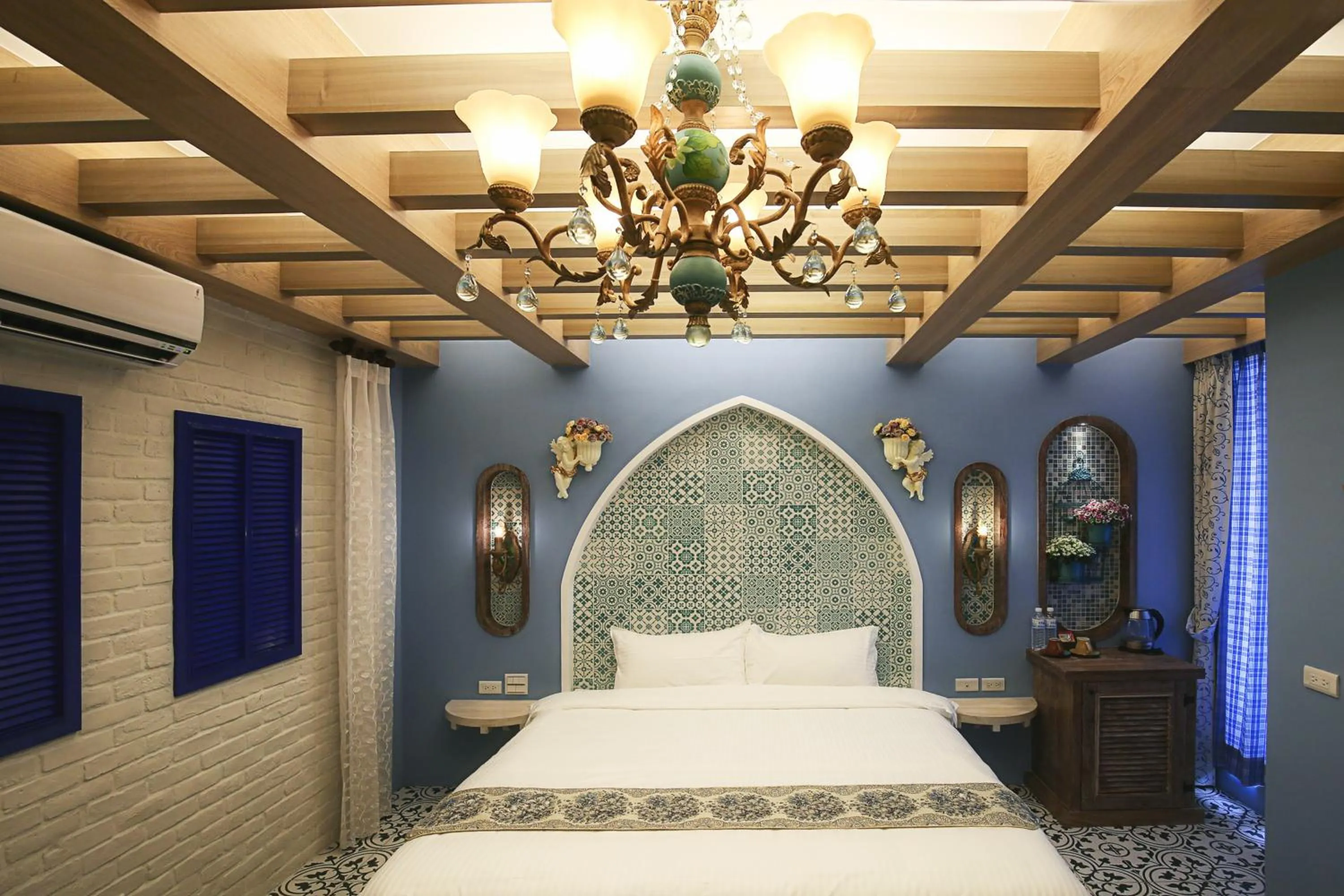 Photo of the whole room, Bed in J.T.World