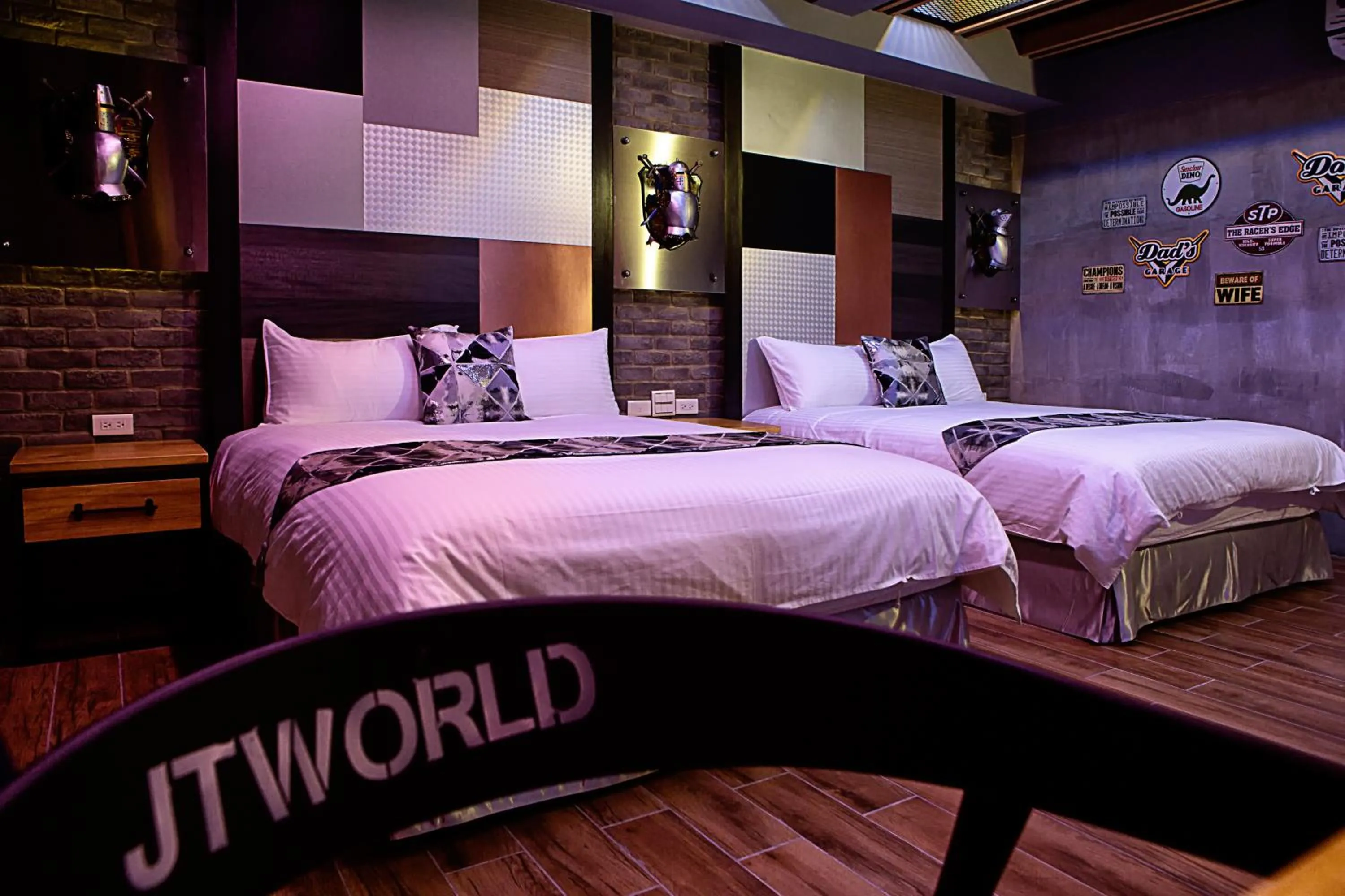 Photo of the whole room, Bed in J.T.World