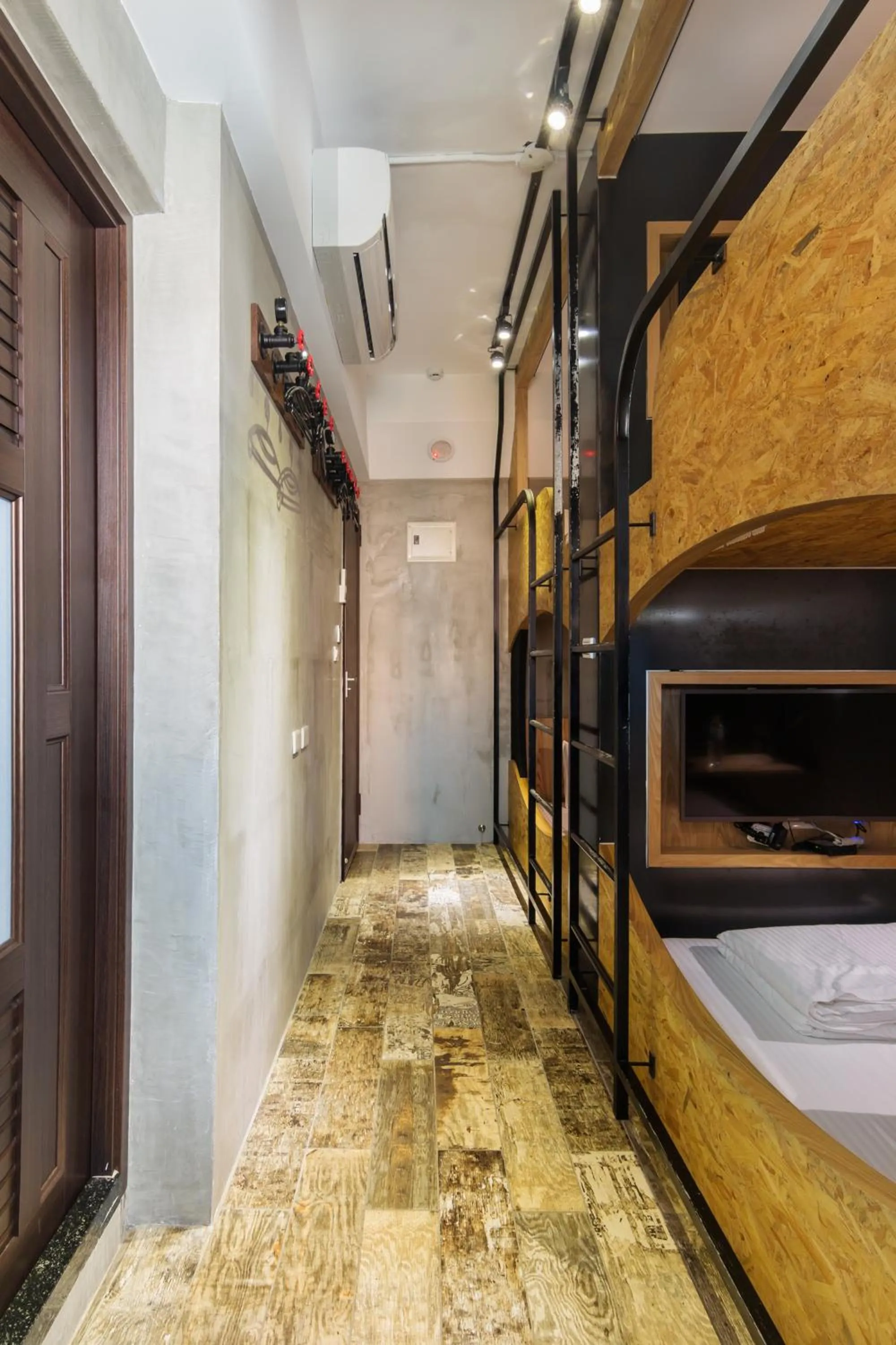 Photo of the whole room in J.T.World