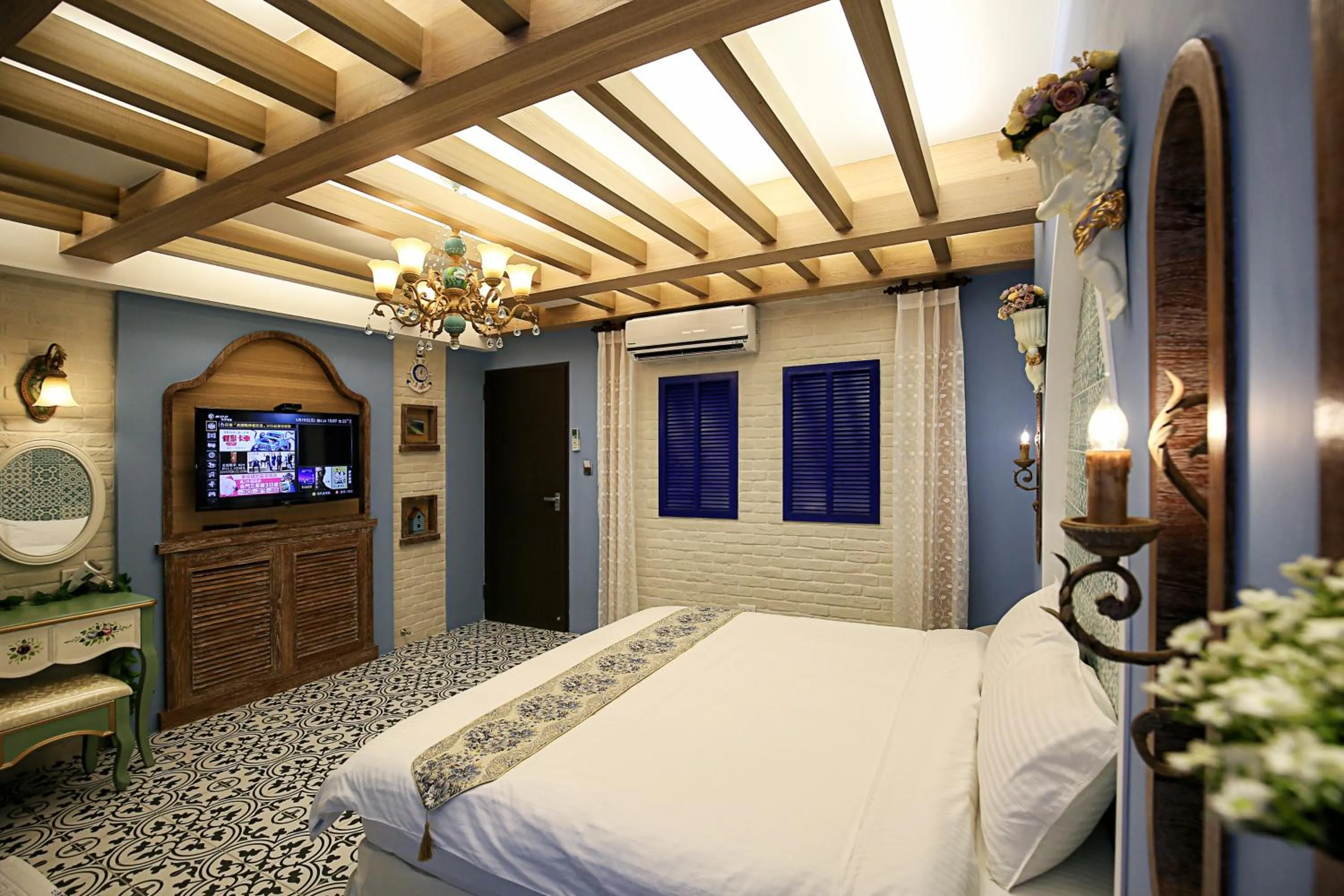 Photo of the whole room, Bed in J.T.World