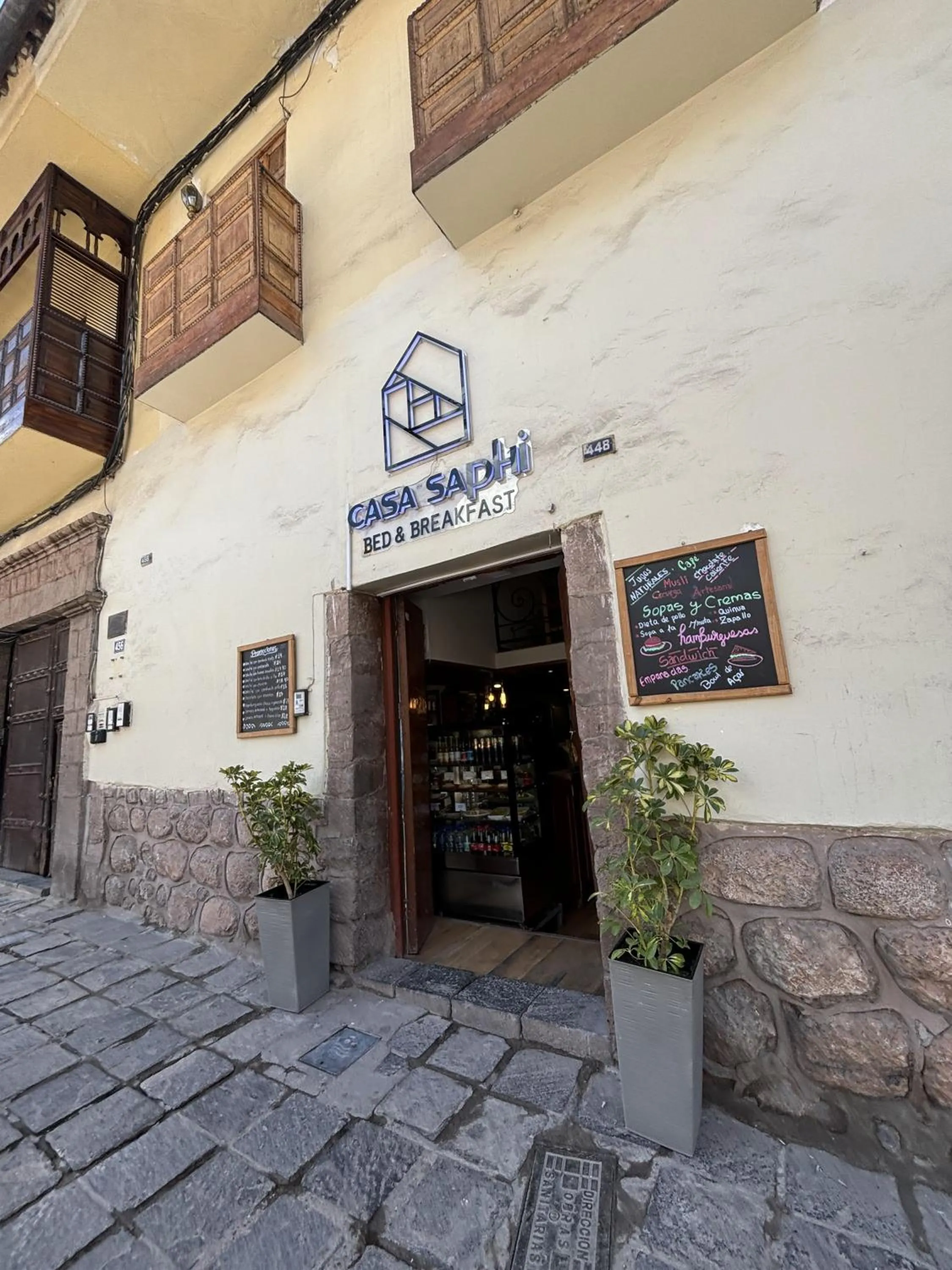 Facade/entrance in Casa Saphi