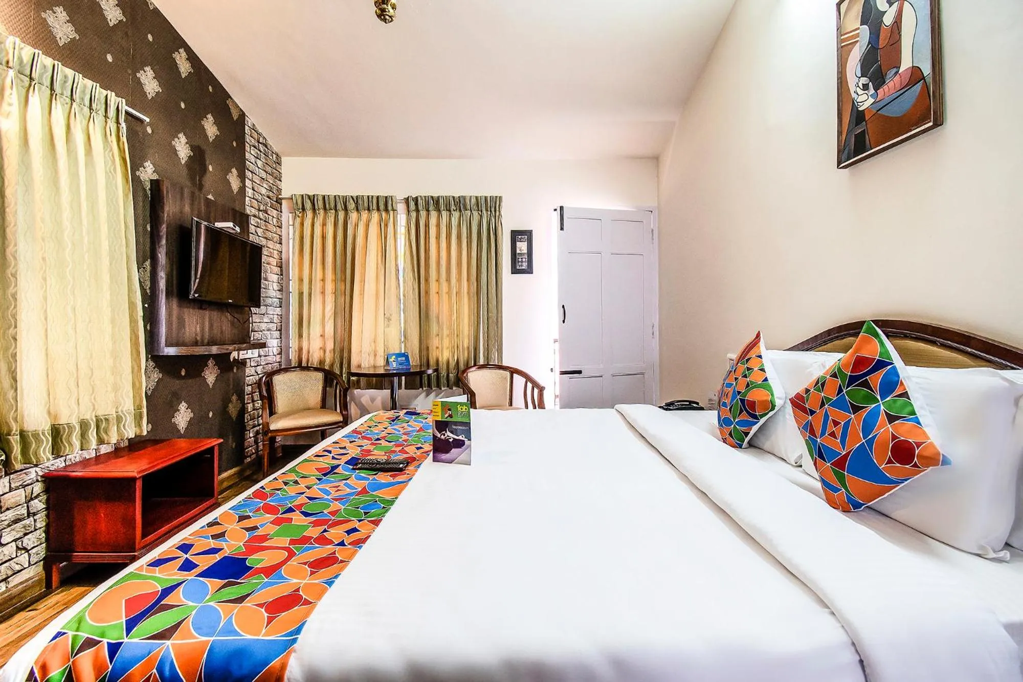 Dining area, Bed in Via St Clouds - Nr Government Botanical Garden