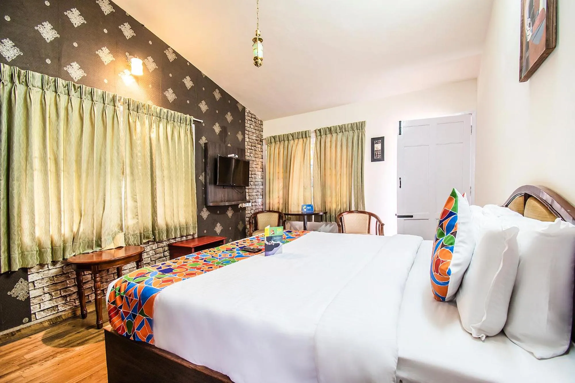 Dining area, Bed in Via St Clouds - Nr Government Botanical Garden