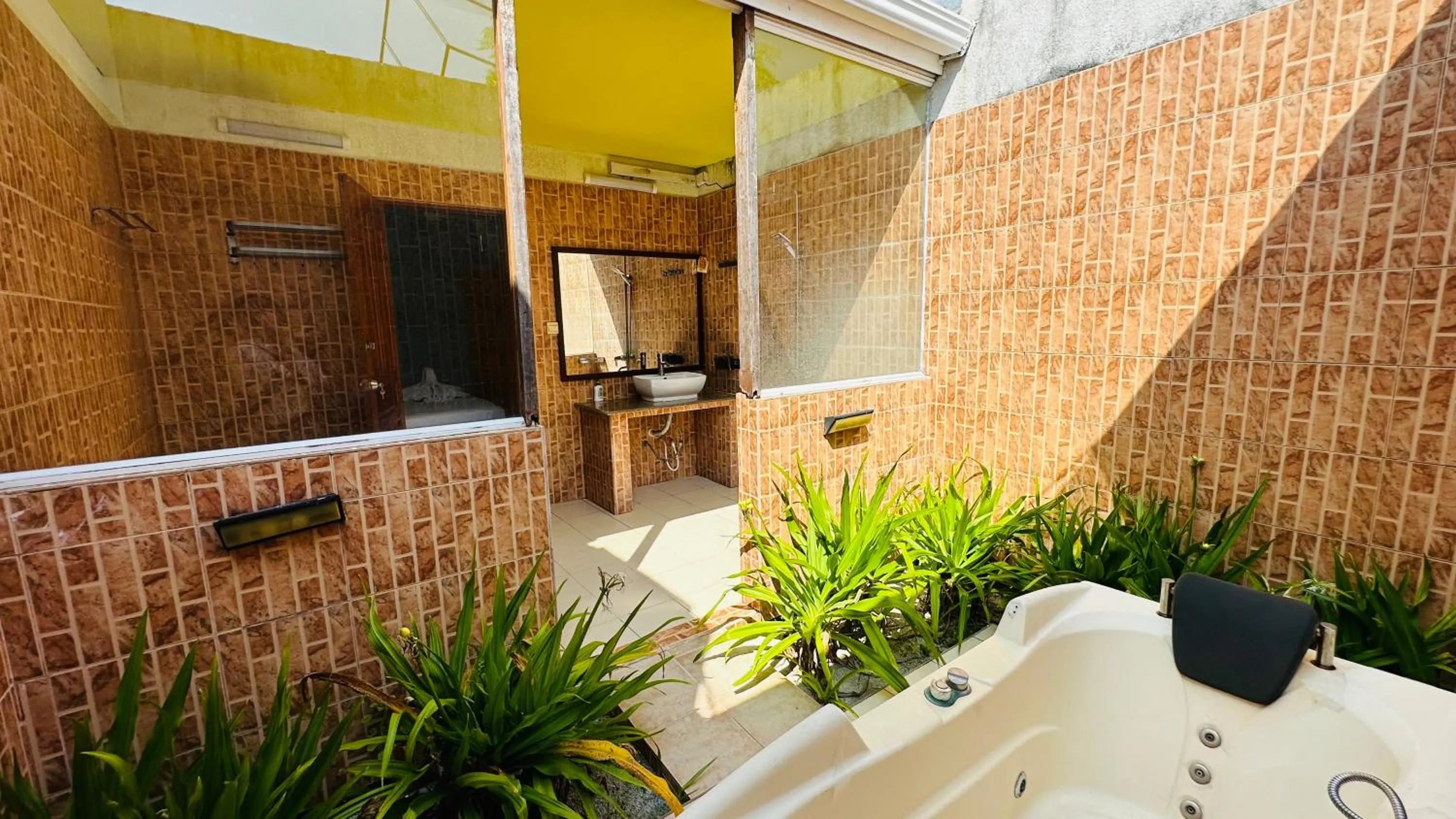 Shower in Midsummer Thulusdhoo