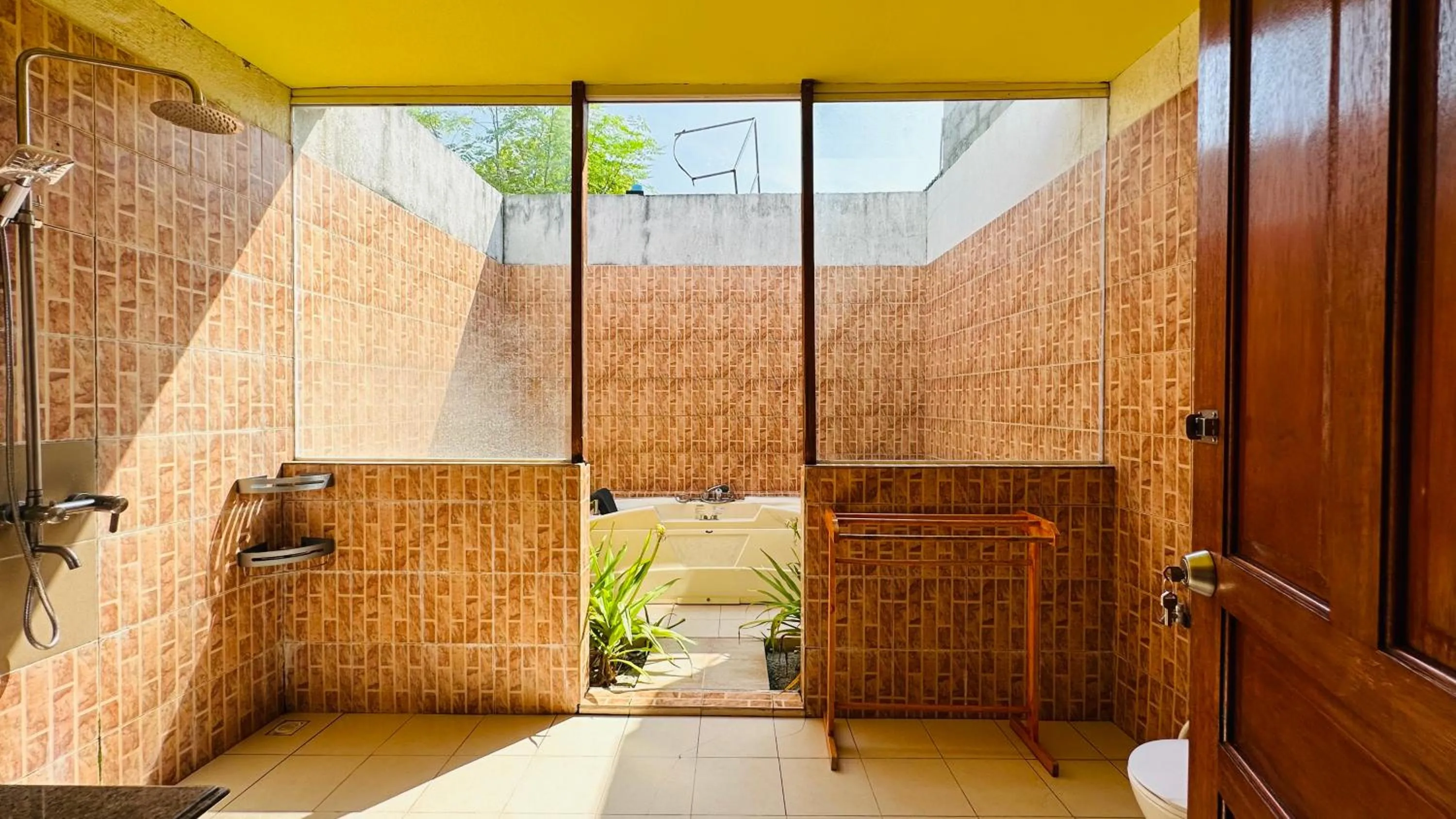 Shower in Midsummer Thulusdhoo