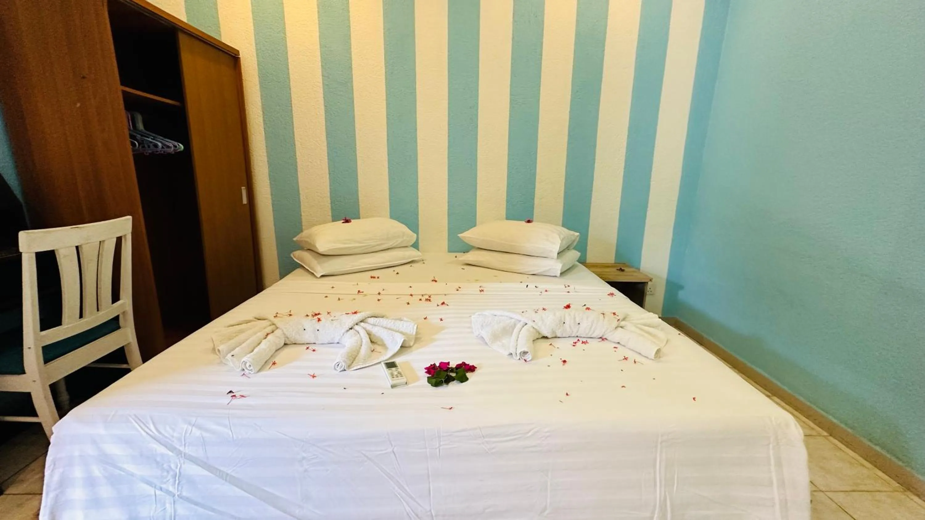 Bed in Midsummer Thulusdhoo