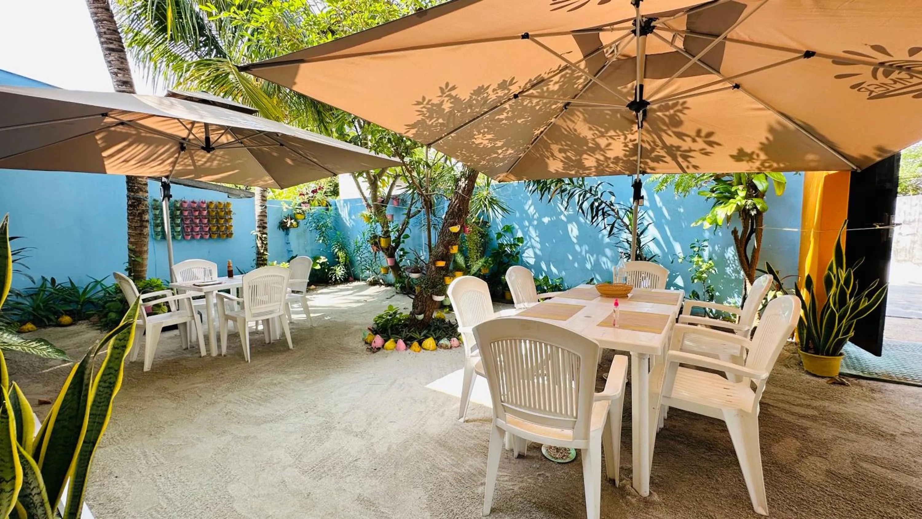 Restaurant/places to eat in Midsummer Thulusdhoo