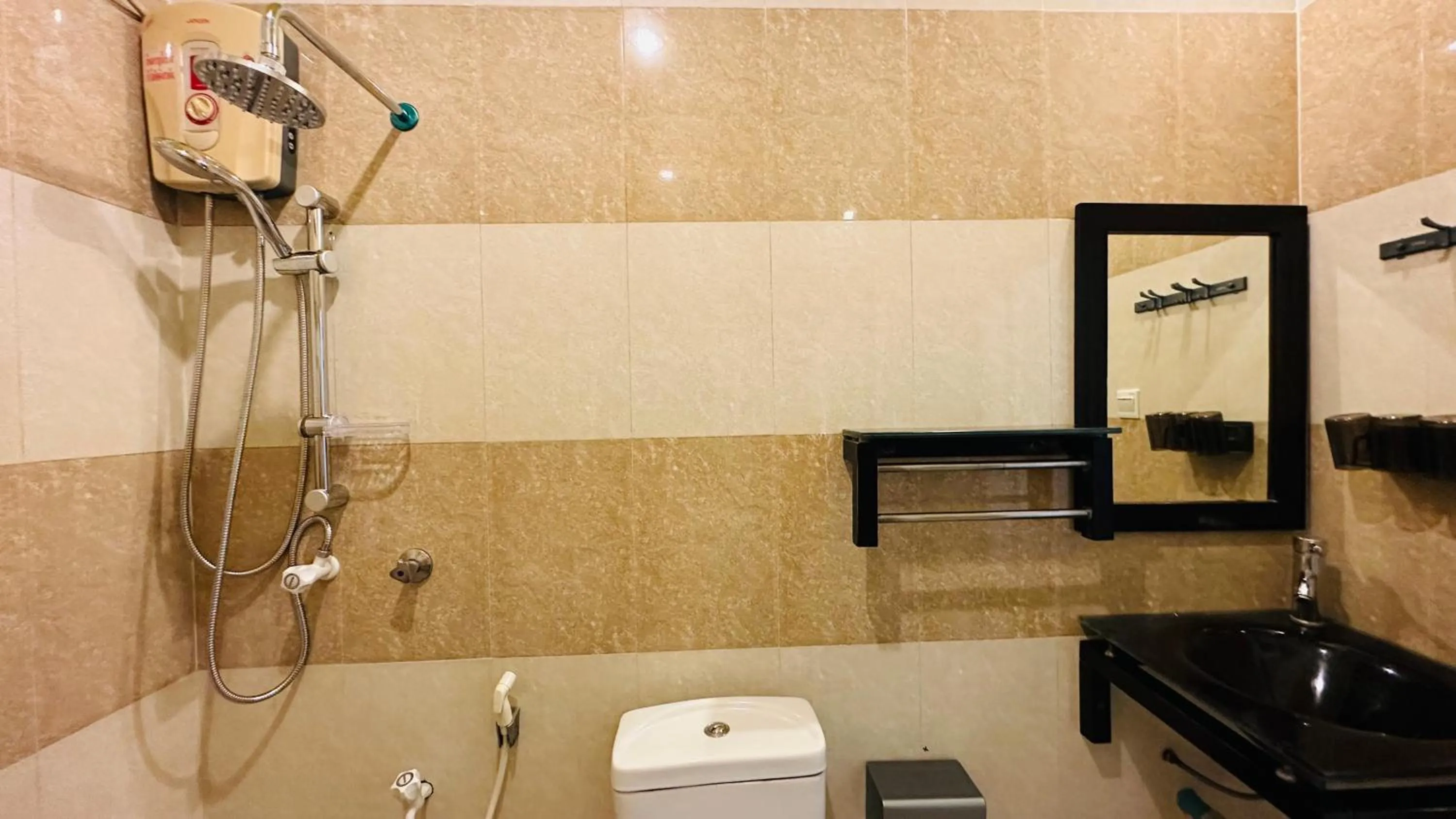 Shower in Midsummer Thulusdhoo