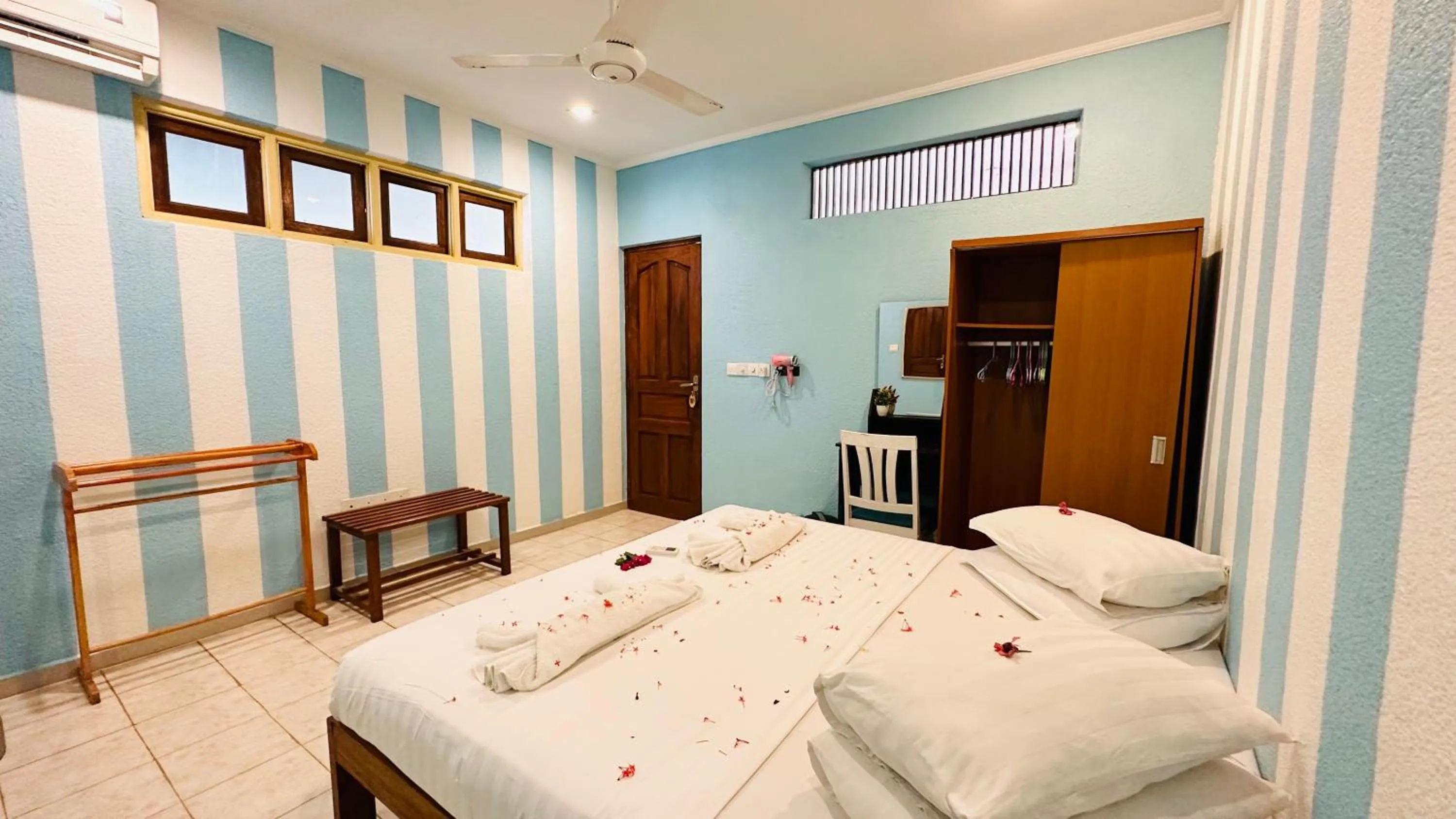 Bed in Midsummer Thulusdhoo