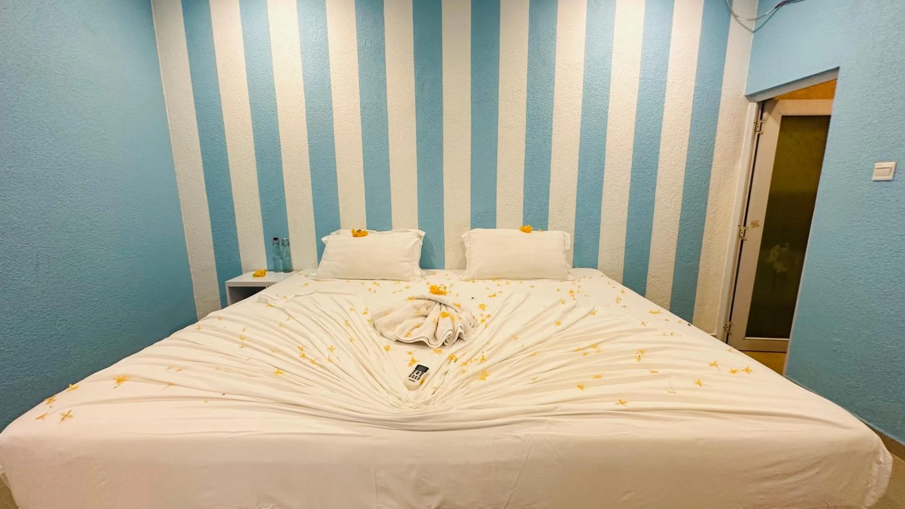 Bed in Midsummer Thulusdhoo