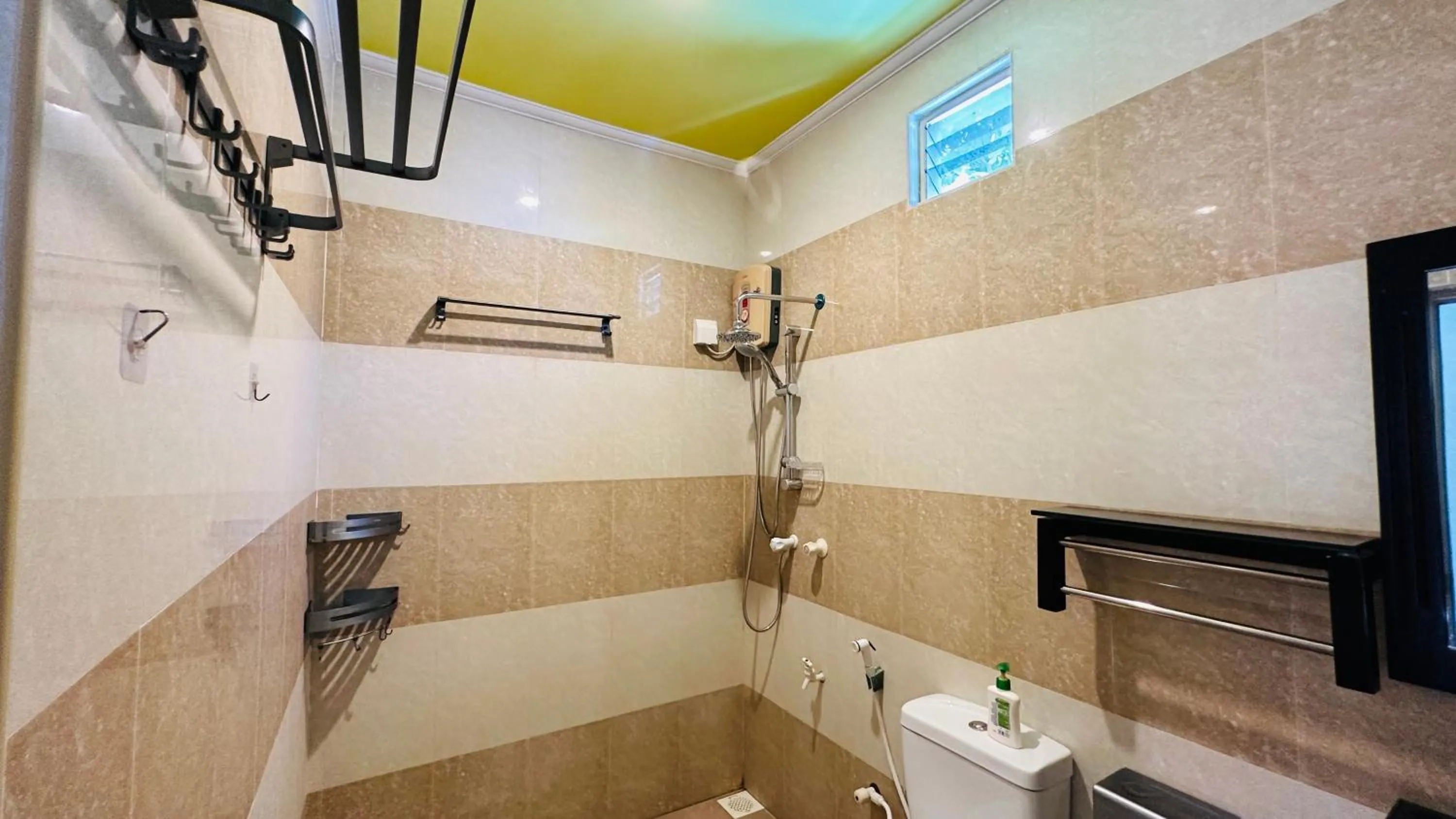 Shower in Midsummer Thulusdhoo