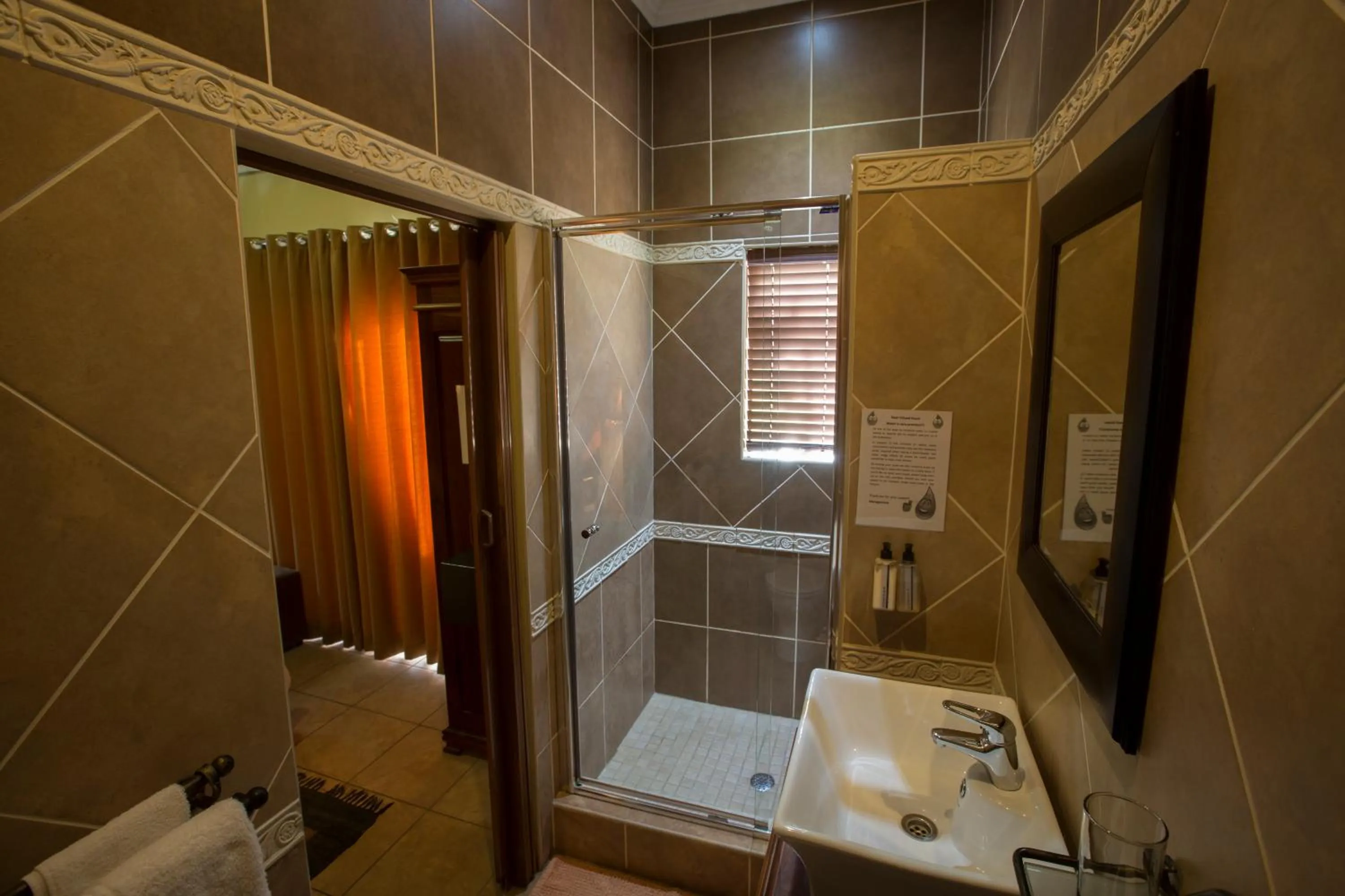 Shower in Le Cozmo Guesthouse