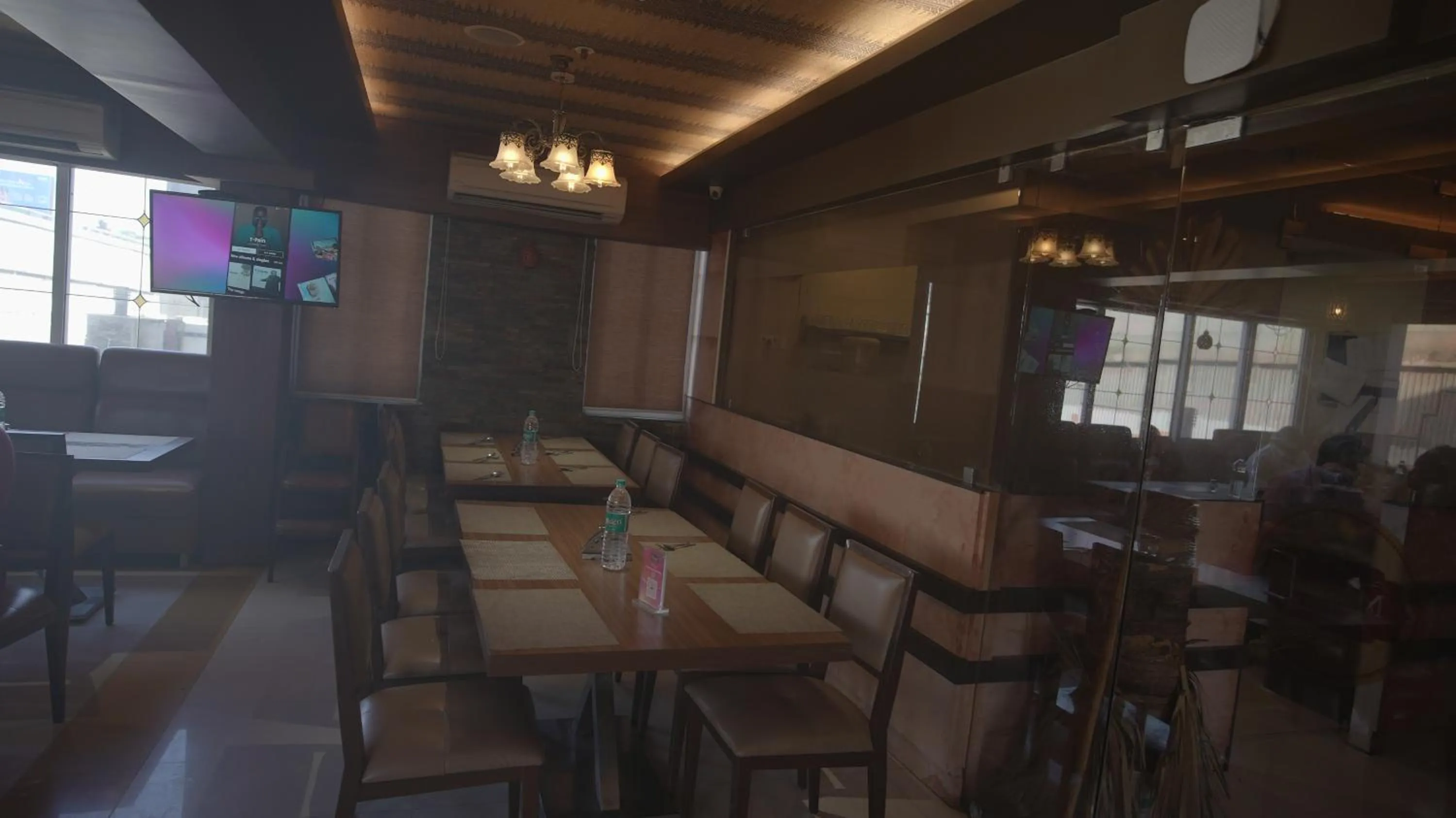 Restaurant/places to eat in Hotel SRR Grand