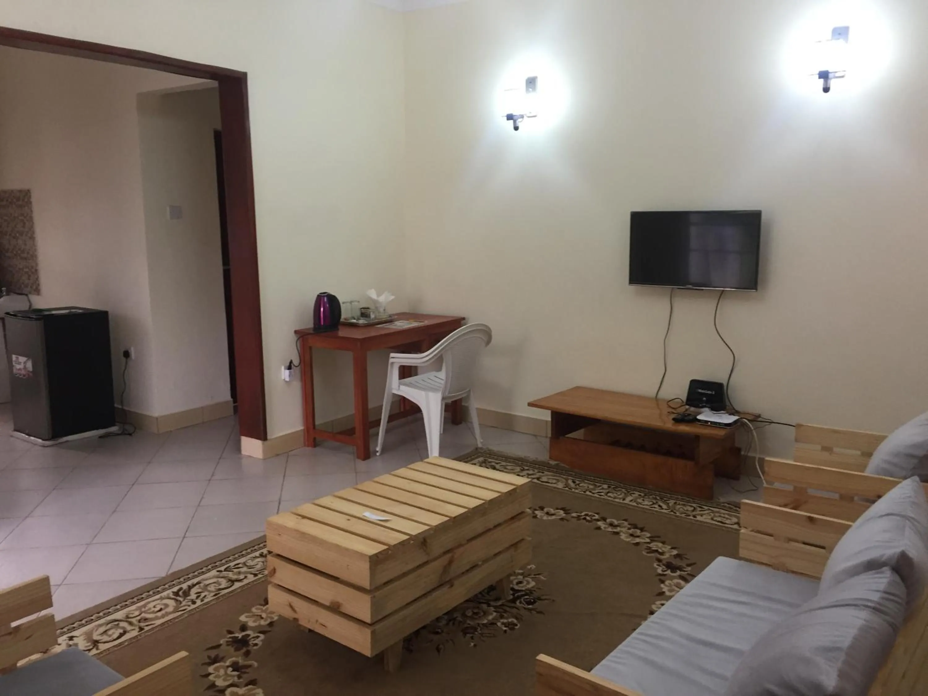 Communal lounge/ TV room in Le Parlour